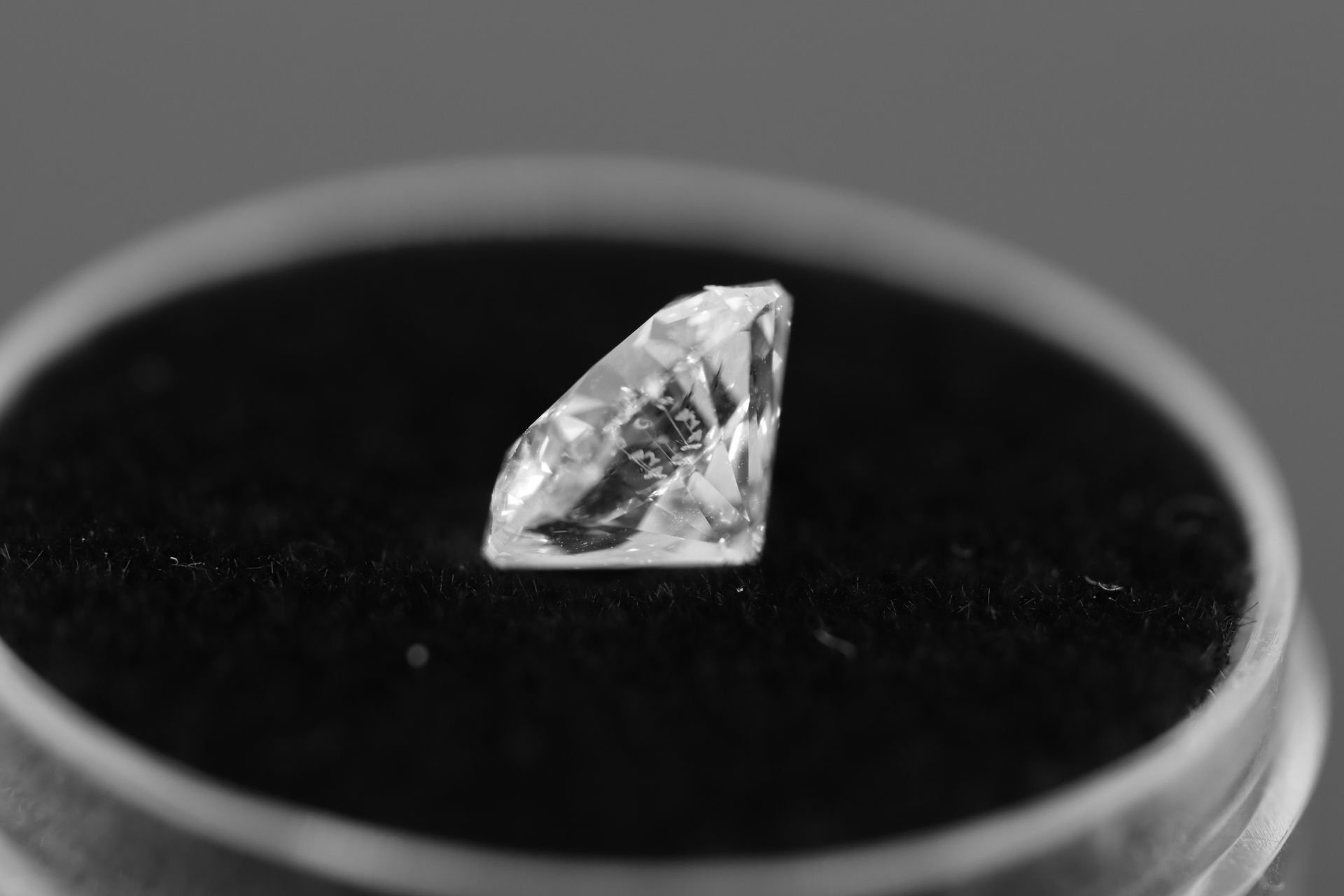 ** ON SALE ** Single - Round Brilliant Cut Natural Diamond 2.01 Carat Colour D Clarity VS1 - Image 4 of 10