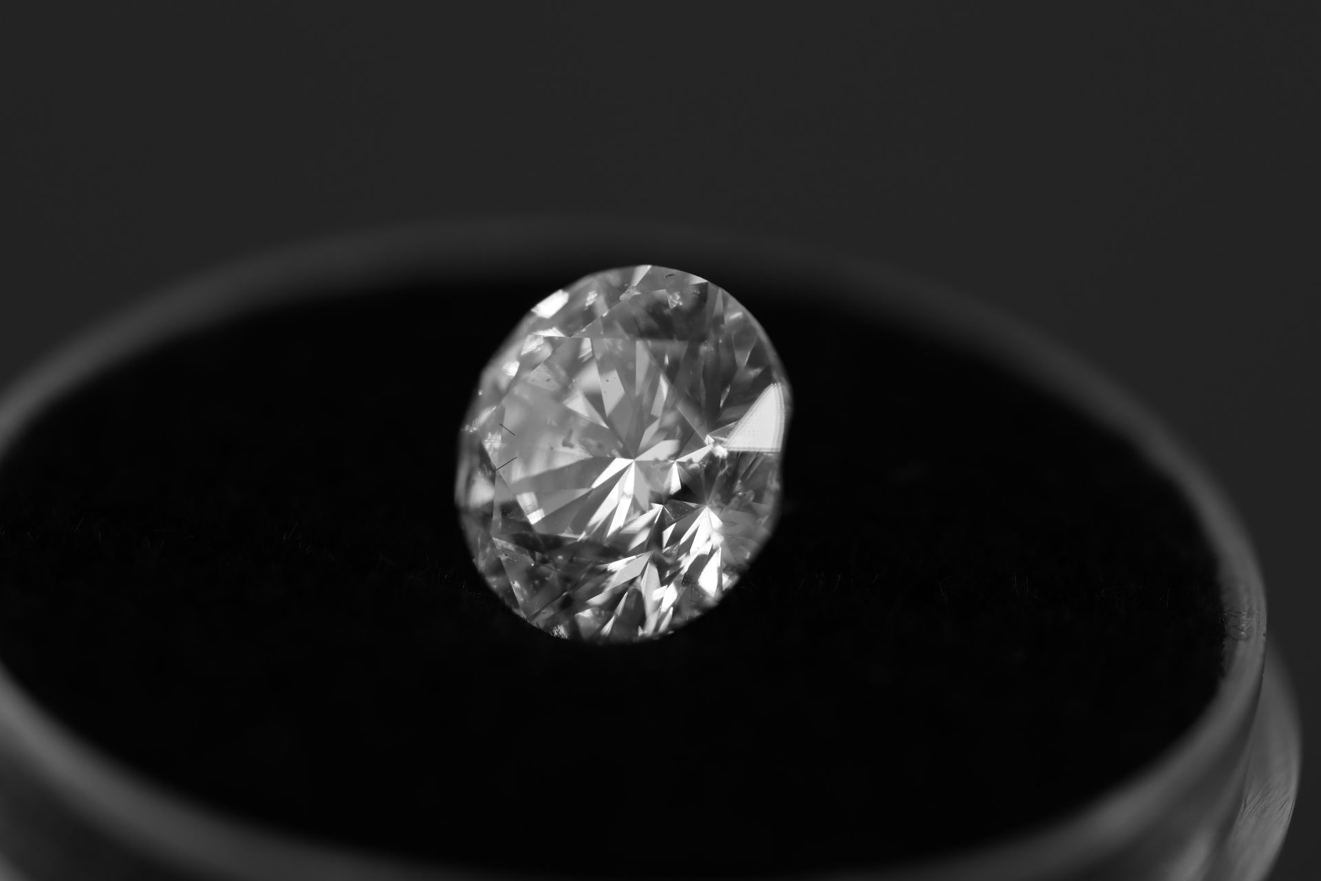 ** ON SALE ** Single - Round Brilliant Cut Natural Diamond 2.01 Carat Colour D Clarity VS1 - Image 10 of 10