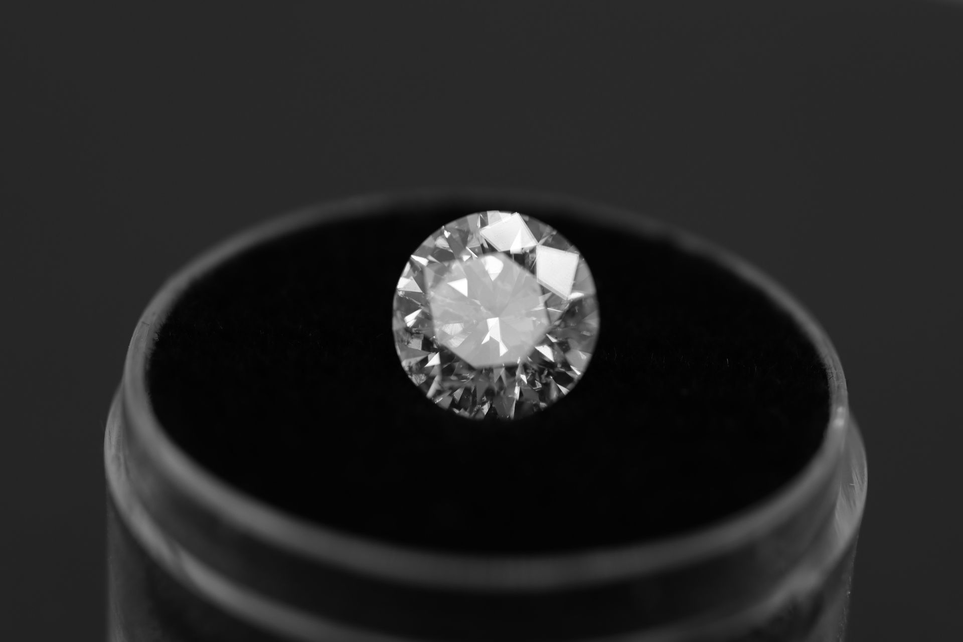 ** ON SALE ** Single - Round Brilliant Cut Natural Diamond 2.01 Carat Colour D Clarity VS1 - Image 6 of 10