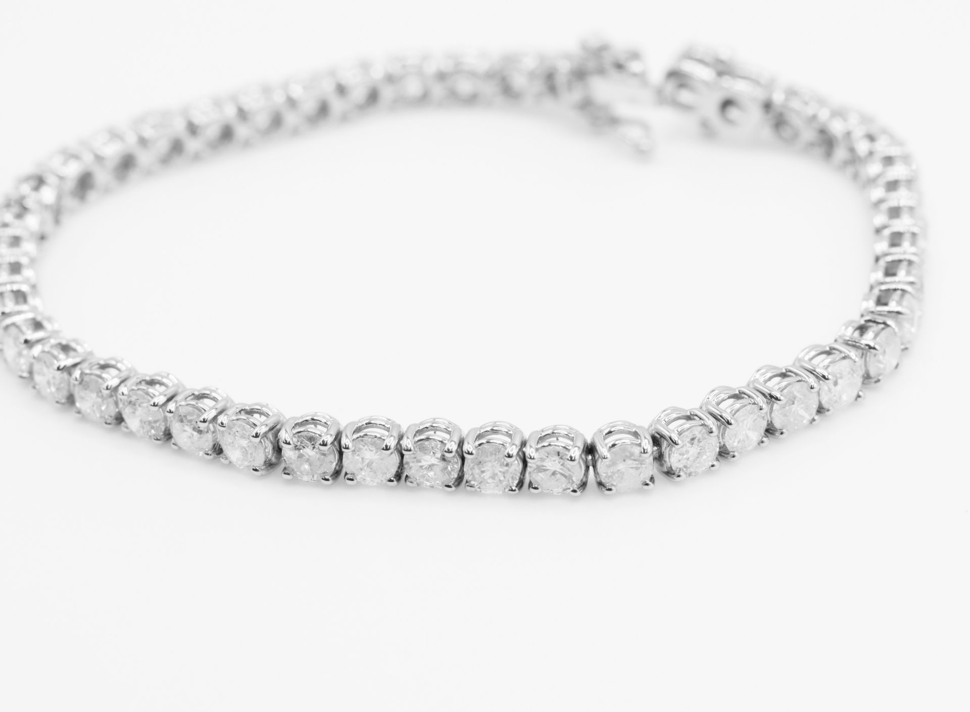 9.0 Carat 18ct White Gold Tennis Bracelet set with Round Brilliant Cut Natural Diamonds - Image 5 of 17