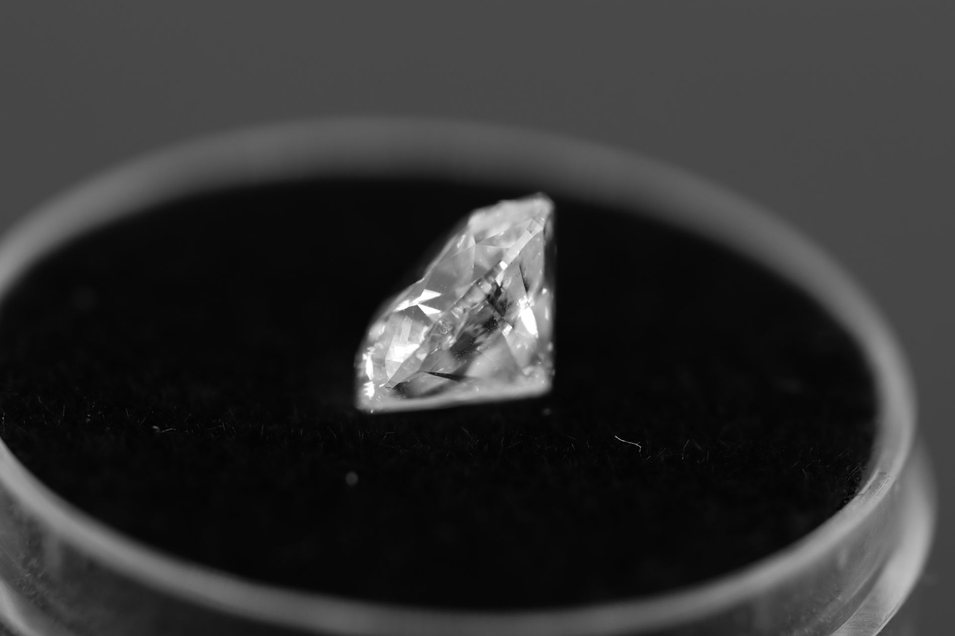 ** ON SALE ** Single - Round Brilliant Cut Natural Diamond 2.01 Carat Colour D Clarity VS1 - Image 3 of 10