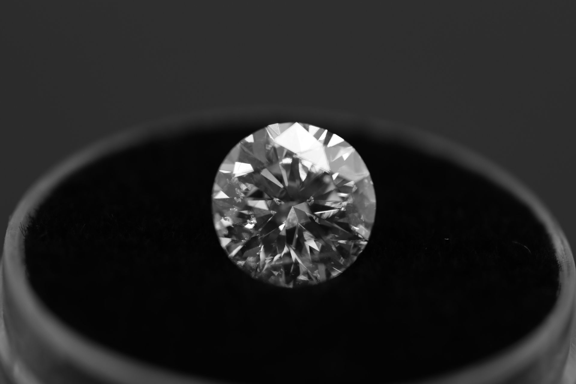 ** ON SALE ** Single - Round Brilliant Cut Natural Diamond 2.01 Carat Colour D Clarity VS1 - Image 9 of 10