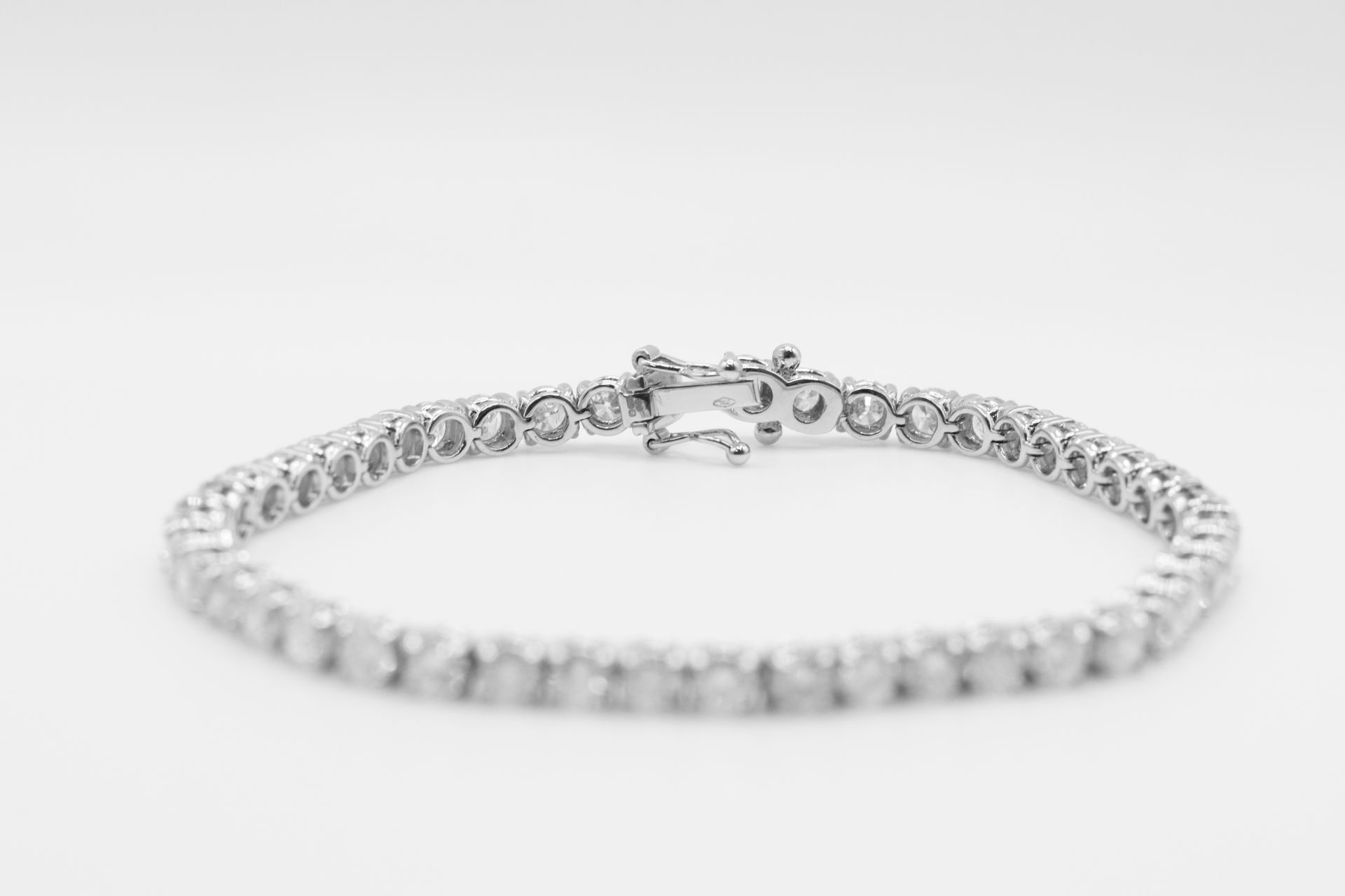 9.0 Carat 18ct White Gold Tennis Bracelet set with Round Brilliant Cut Natural Diamonds - Image 8 of 17