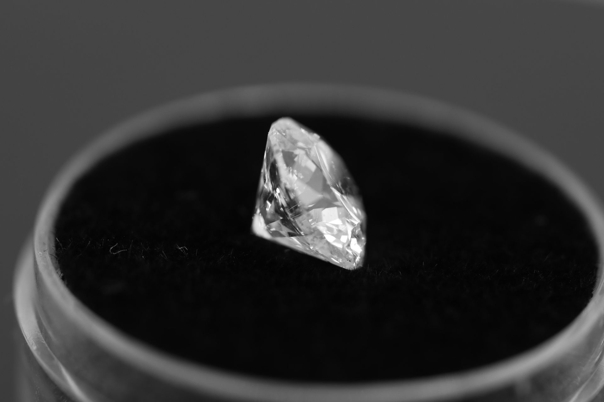 ** ON SALE ** Single - Round Brilliant Cut Natural Diamond 2.01 Carat Colour D Clarity VS1