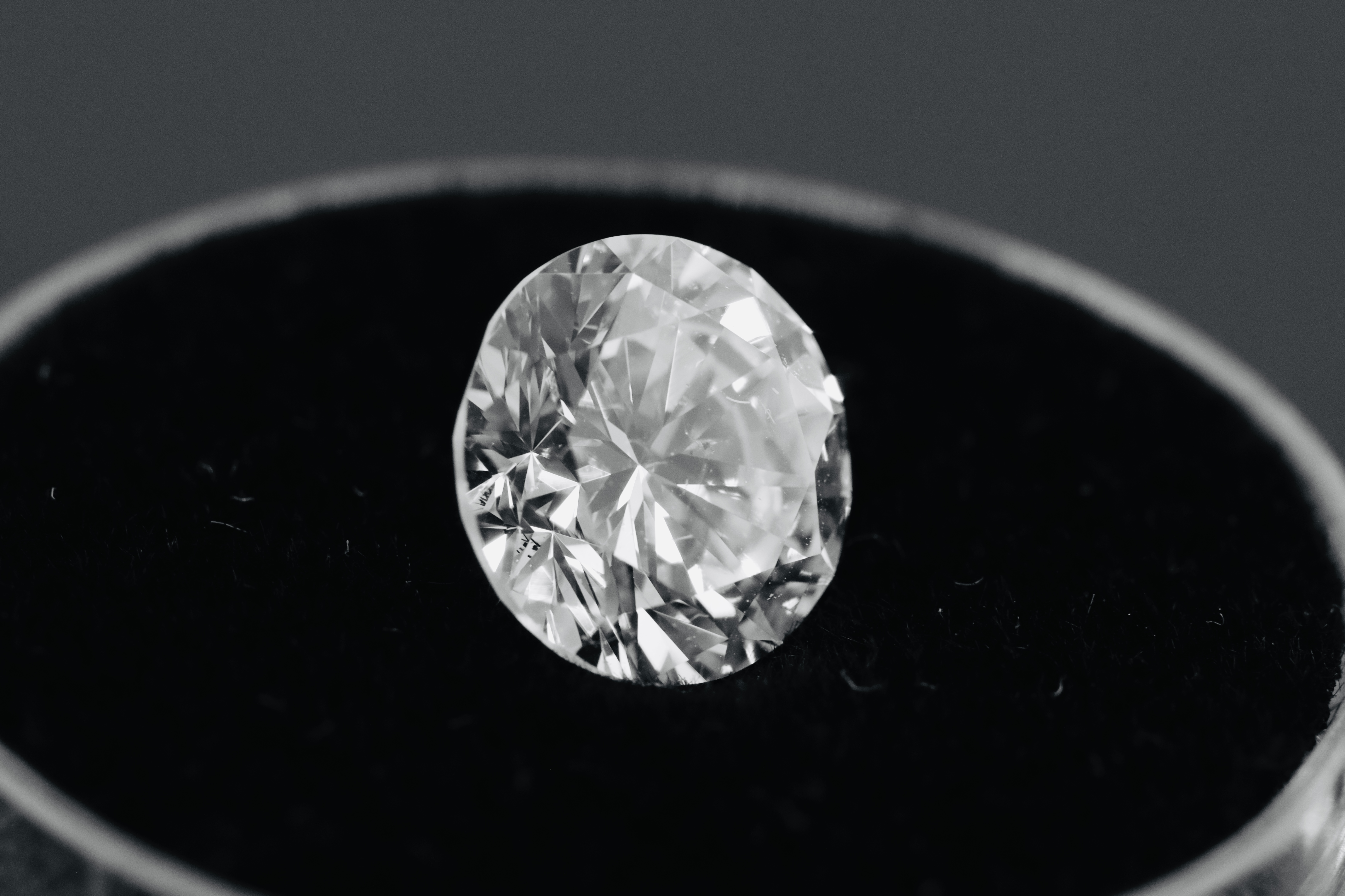 ** ON SALE ** Single - Round Brilliant Cut Natural Diamond 2.15 Carat Colour H Clarity VS1 - Image 2 of 13