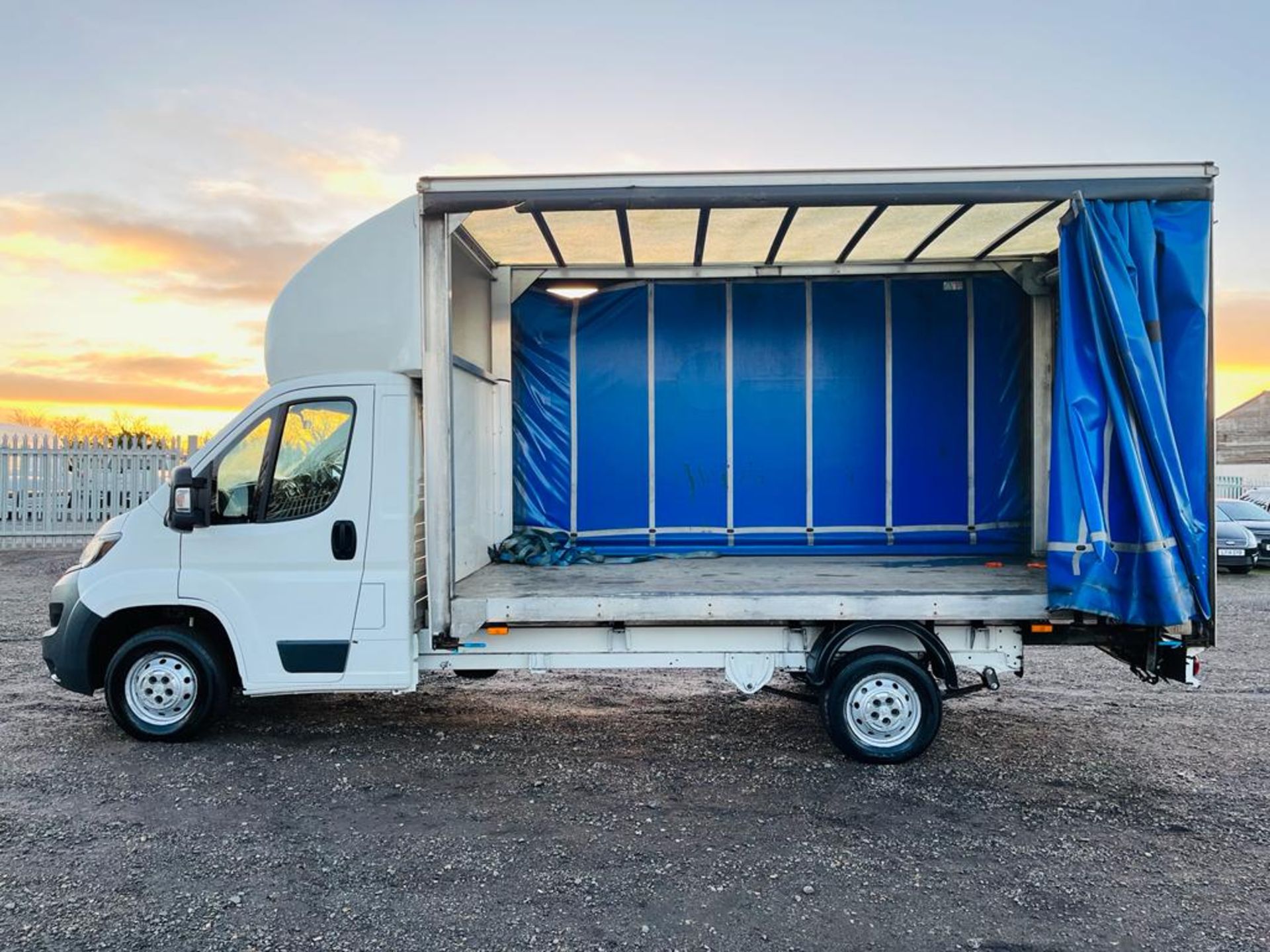 ** ON SALE ** Peugeot Boxer 2.2 HDI L3 Curtainsider Luton 2017 '17 Reg' A/C - ULEZ Compliant - Image 5 of 21