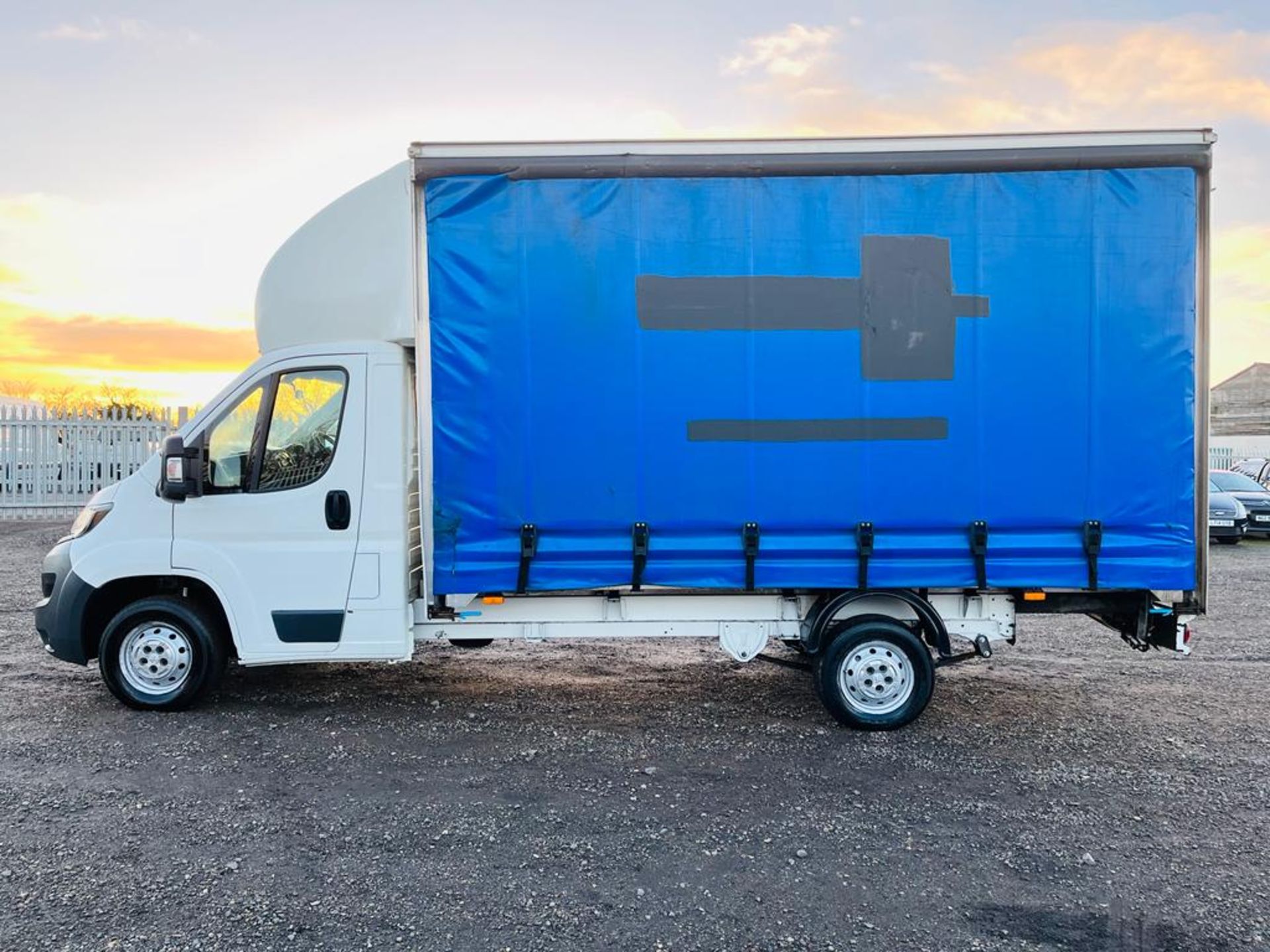 ** ON SALE ** Peugeot Boxer 2.2 HDI L3 Curtainsider Luton 2017 '17 Reg' A/C - ULEZ Compliant - Image 4 of 21