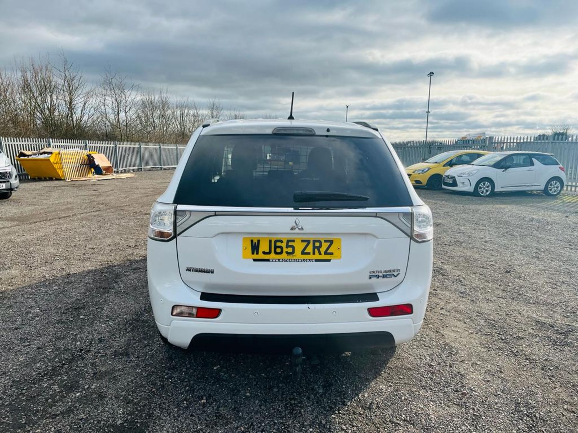 Mitsubishi Outlander PHEV CVT 2.0 TwinMotors 12KWH Battery 2015 '65 Reg' Sat Nav - ULEZ Compliant - Image 6 of 25