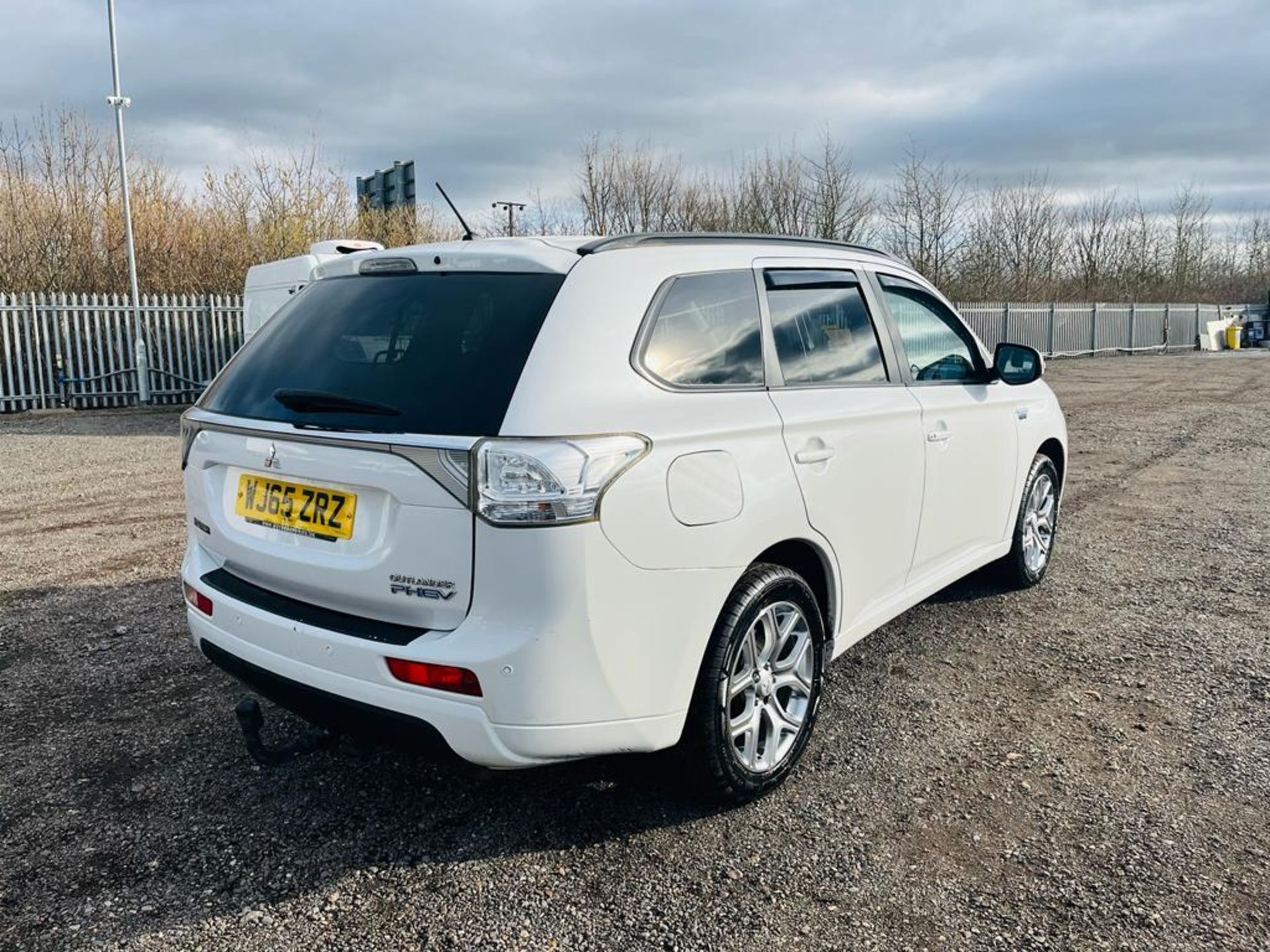 Mitsubishi Outlander PHEV CVT 2.0 TwinMotors 12KWH Battery 2015 '65 Reg' Sat Nav - ULEZ Compliant - Image 5 of 25