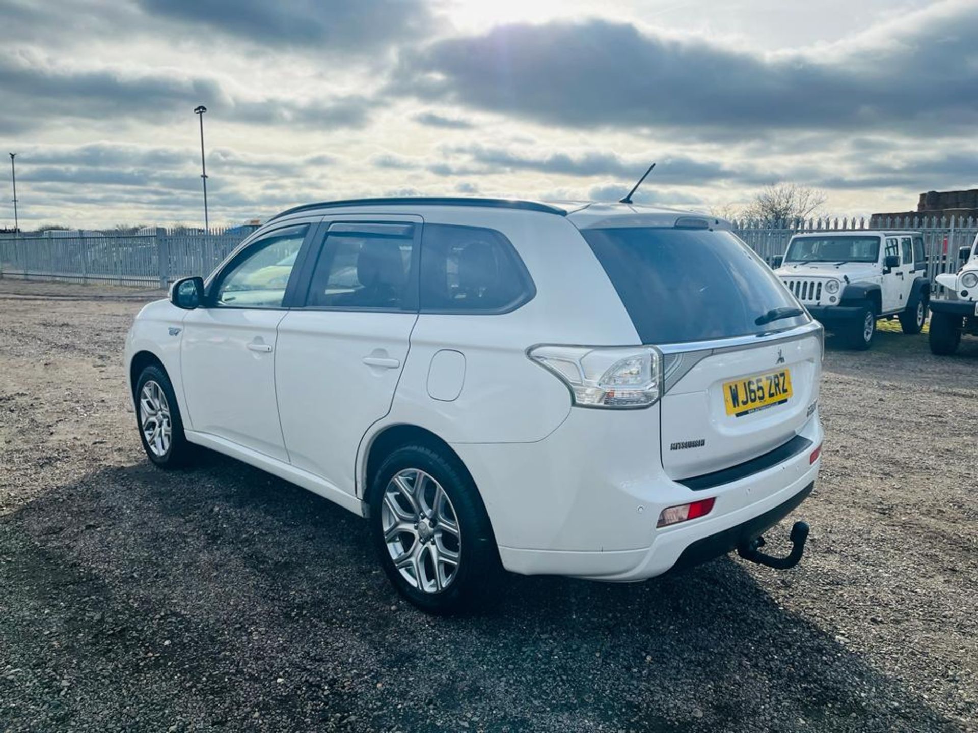 Mitsubishi Outlander PHEV CVT 2.0 TwinMotors 12KWH Battery 2015 '65 Reg' Sat Nav - ULEZ Compliant - Image 8 of 25