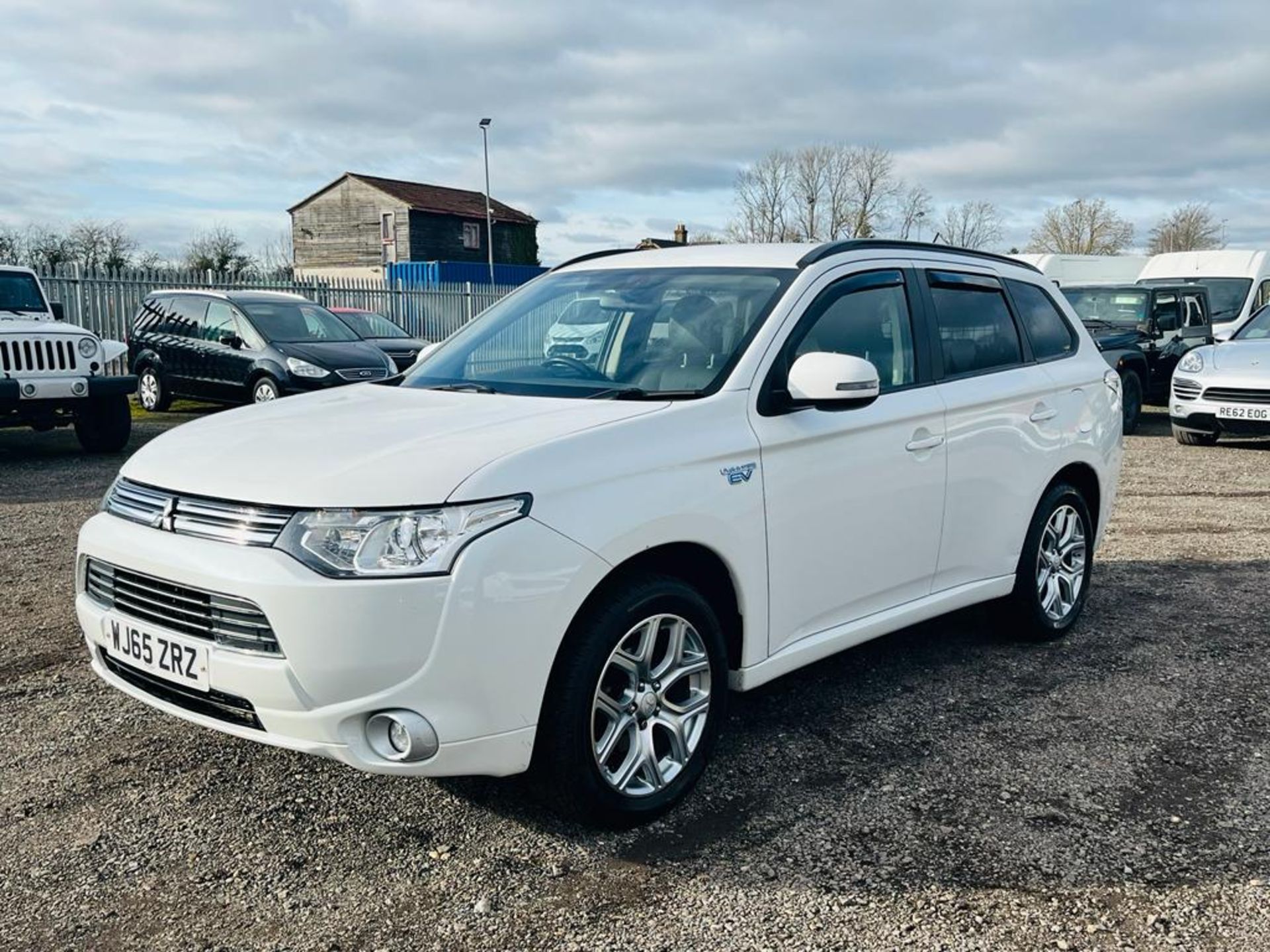 Mitsubishi Outlander PHEV CVT 2.0 TwinMotors 12KWH Battery 2015 '65 Reg' Sat Nav - ULEZ Compliant - Image 3 of 25