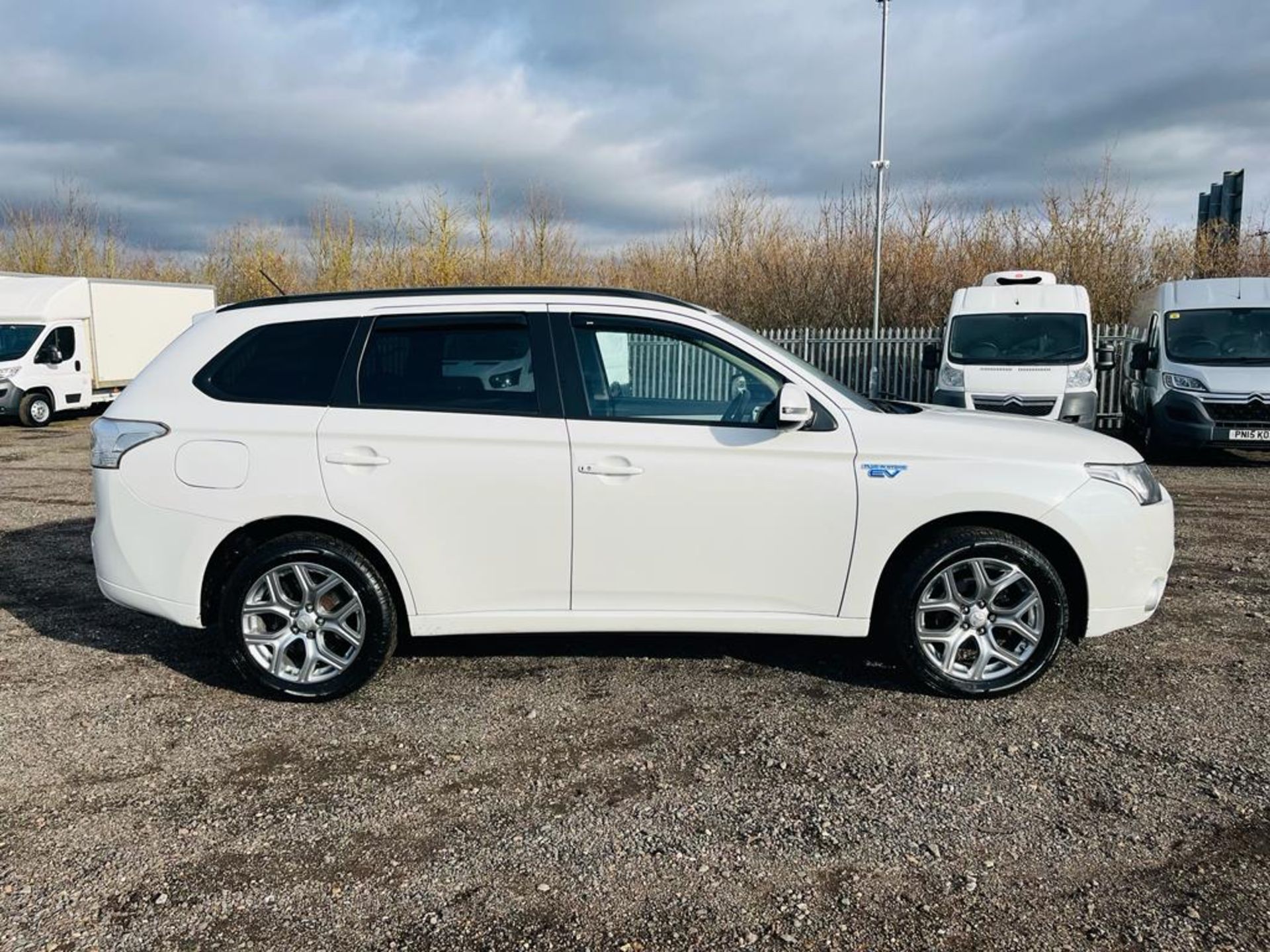 Mitsubishi Outlander PHEV CVT 2.0 TwinMotors 12KWH Battery 2015 '65 Reg' Sat Nav - ULEZ Compliant - Image 4 of 25