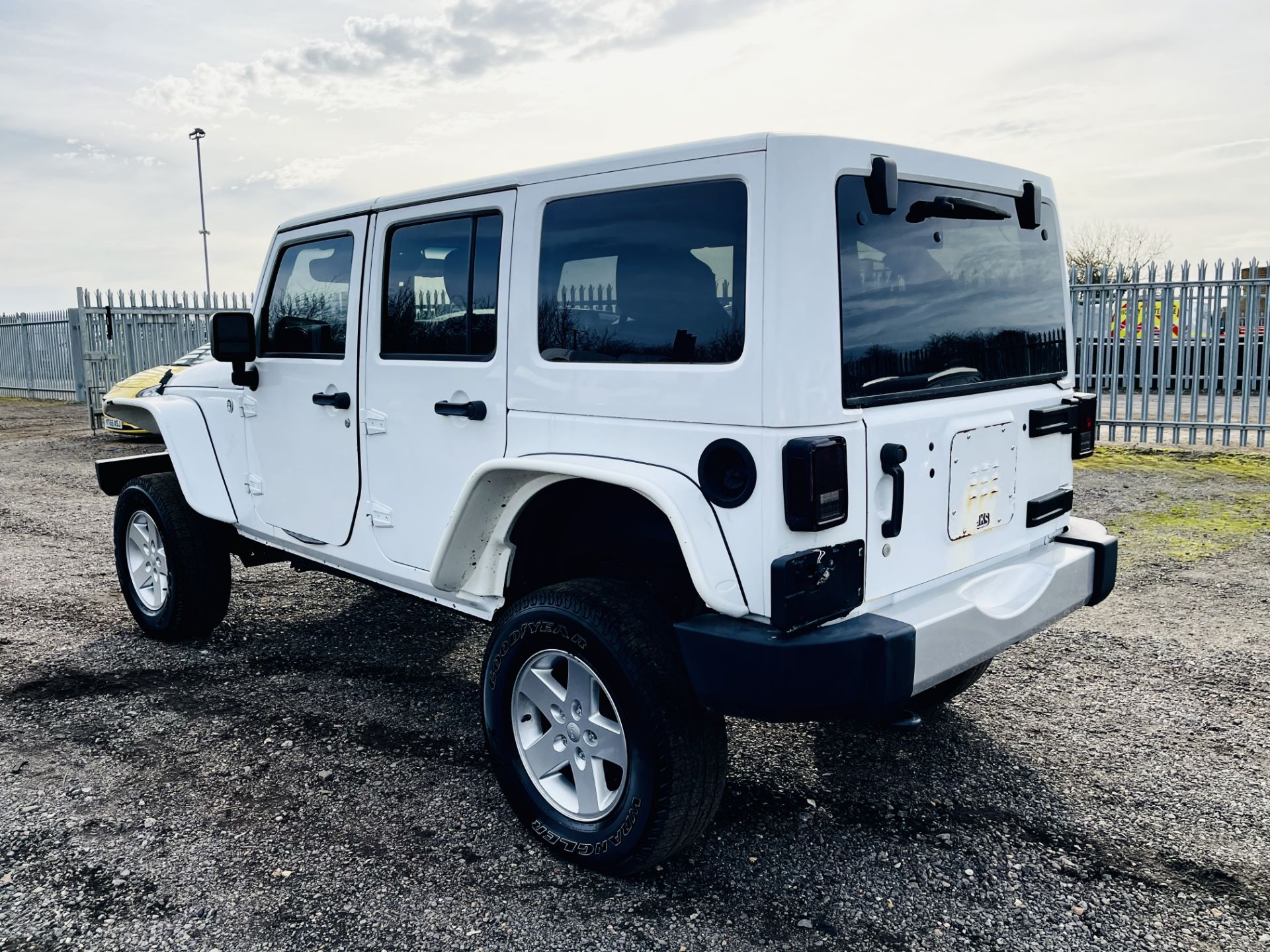**ON SALE ** Jeep Wrangler 3.6L V6 Unlimited Sahara 4WD Convertible HardTop '2014 Year' - A/C - Image 9 of 24