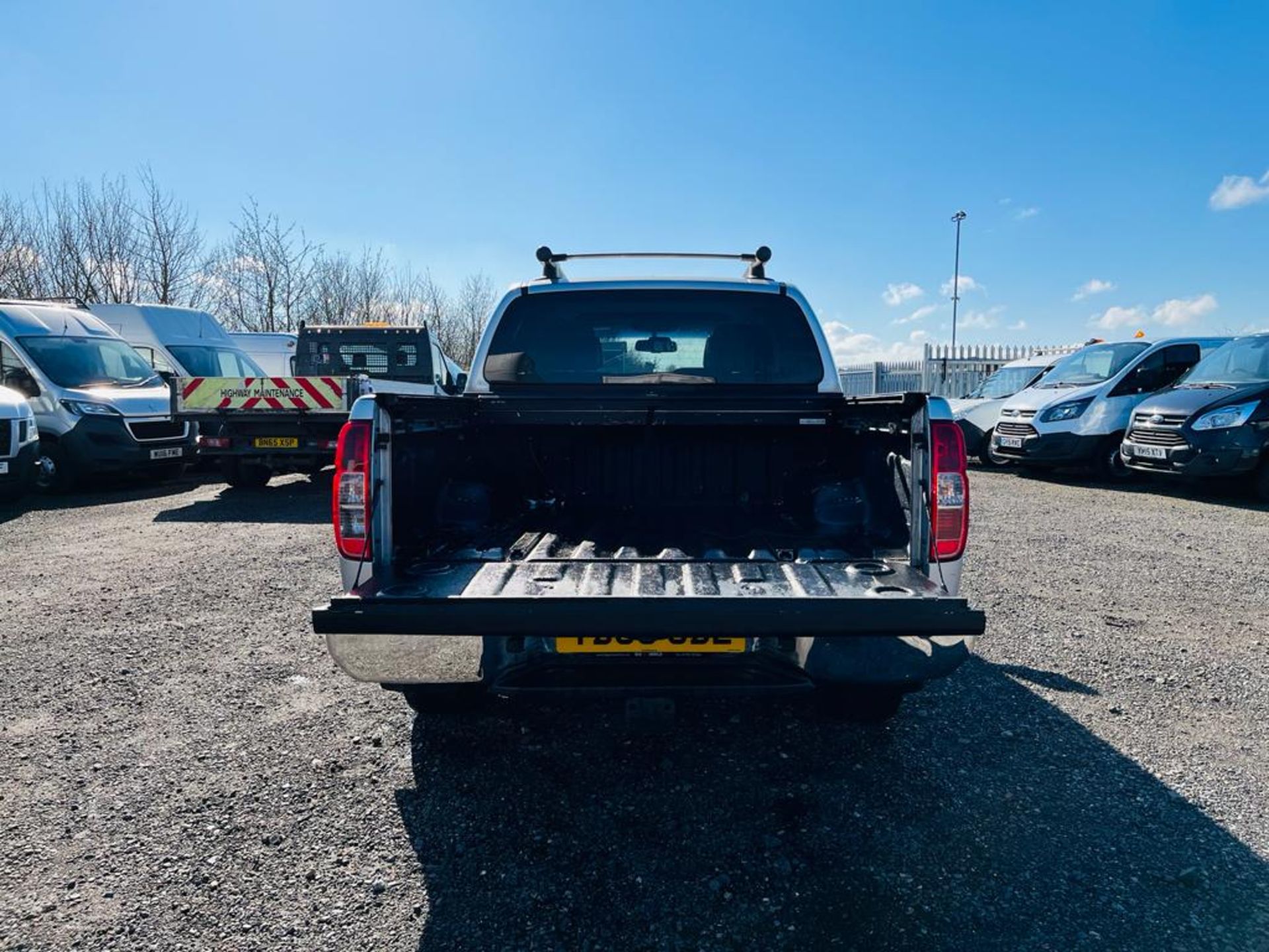 ** ON SALE ** Nissan Navara Tekna 2.5 DCI 190 Auto 2011 '60 Reg' 4WD - Sat Nav - A/C - Image 8 of 29