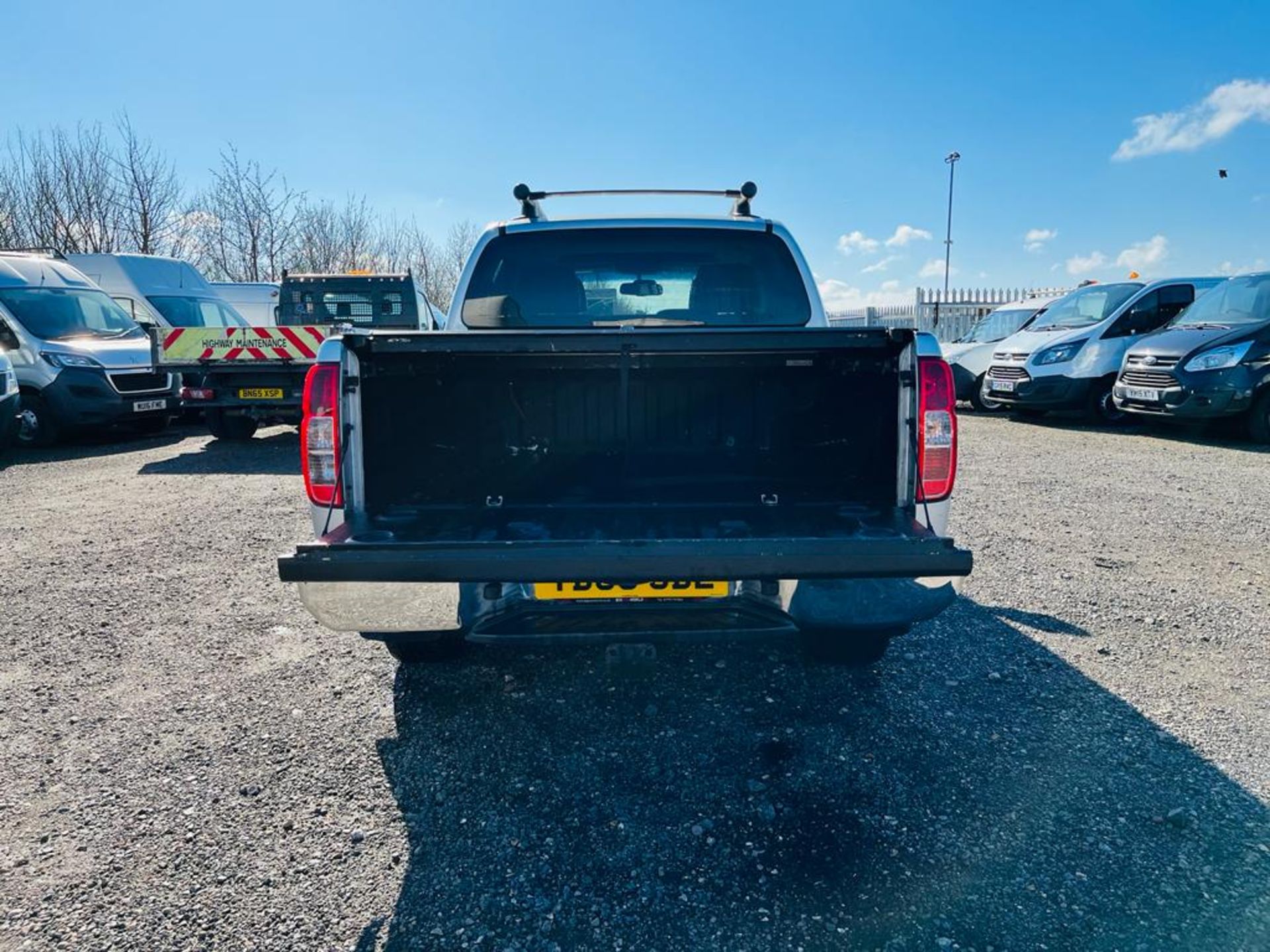 ** ON SALE ** Nissan Navara Tekna 2.5 DCI 190 Auto 2011 '60 Reg' 4WD - Sat Nav - A/C - Image 7 of 29