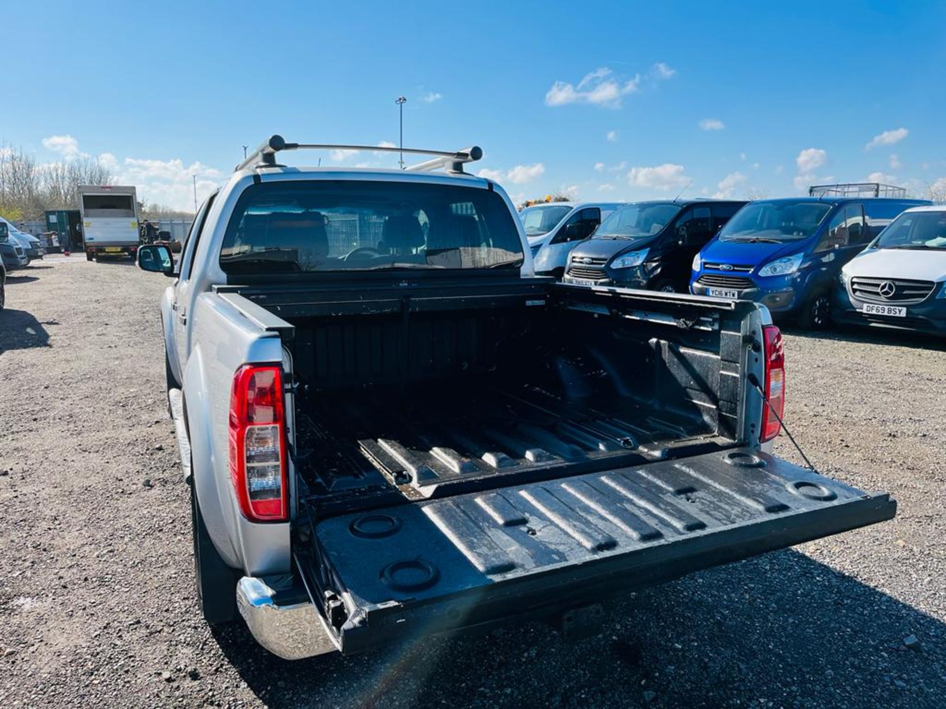 ** ON SALE ** Nissan Navara Tekna 2.5 DCI 190 Auto 2011 '60 Reg' 4WD - Sat Nav - A/C - Image 9 of 29