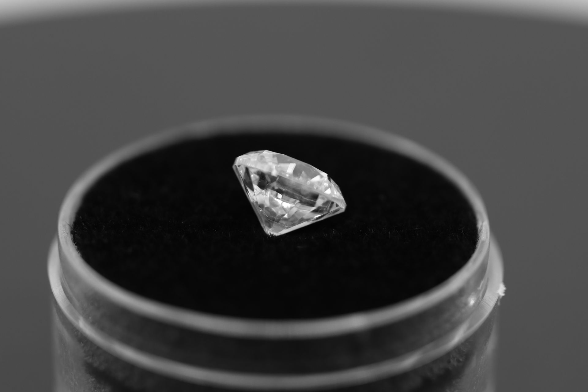 Single - Round Brilliant Cut Natural Diamond 2.07 Carat Colour E Clarity VS2 - DGI 142557706