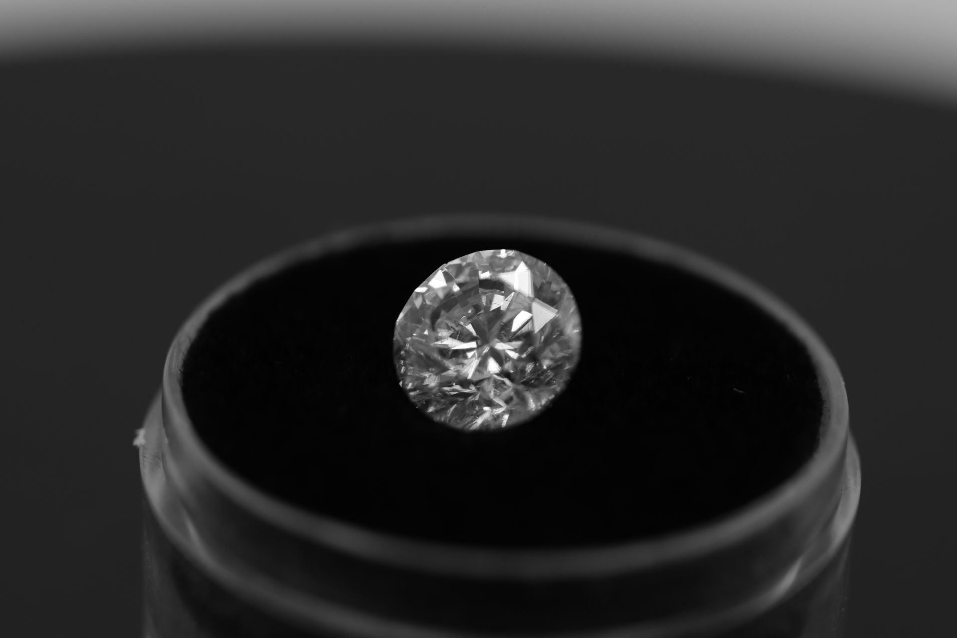 Single - Round Brilliant Cut Natural Diamond 2.07 Carat Colour E Clarity VS2 - DGI 142557706 - Image 13 of 14