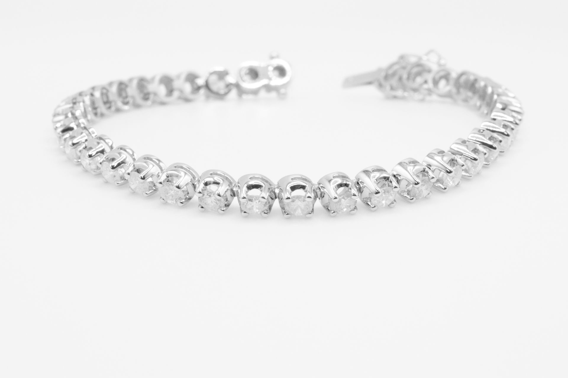 7.0 Carat 18ct White Gold Tennis Bracelet set with Round Brilliant Cut Natural Diamonds