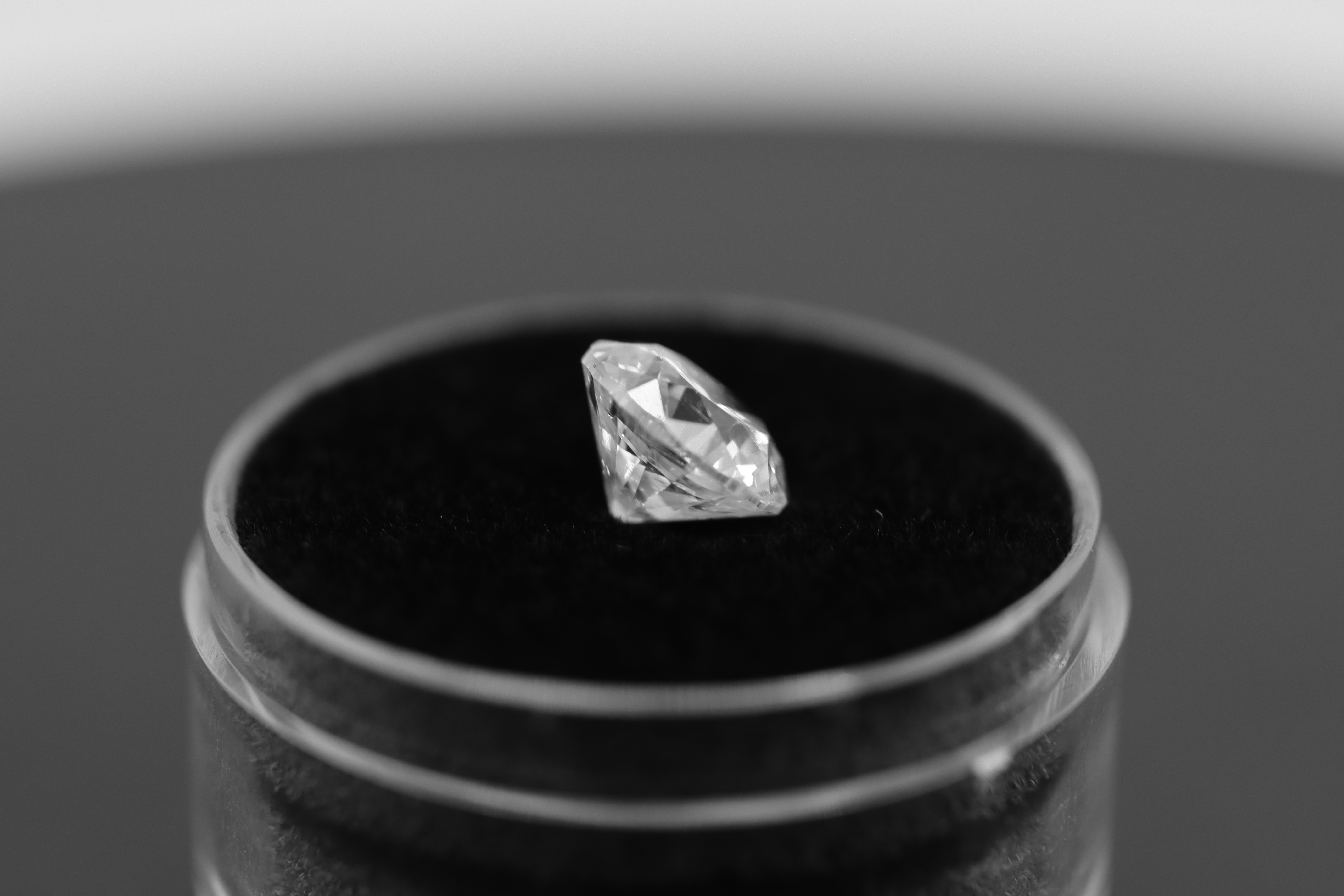 Single - Round Brilliant Cut Natural Diamond 2.07 Carat Colour E Clarity VS2 - DGI 142557706 - Image 2 of 14