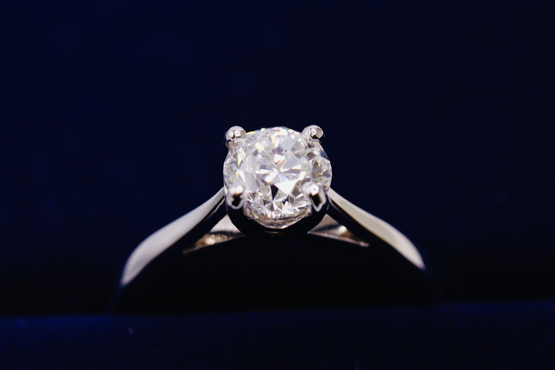 GIA 1.00 Carat Round Brilliant Cut Natural H VVS1 Diamond Ring - Set In A 18ct White Gold Band - Image 3 of 12