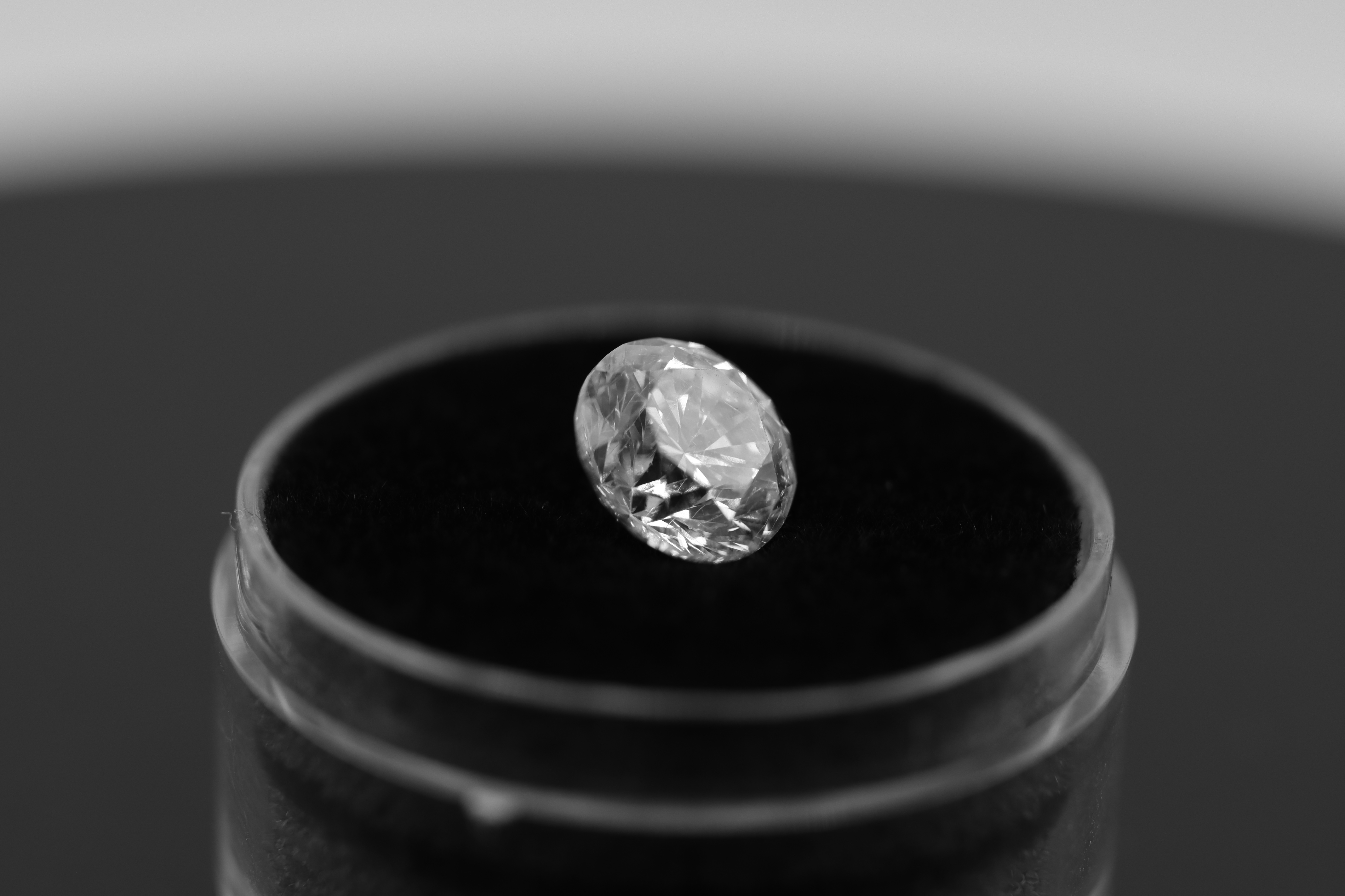 Single - Round Brilliant Cut Natural Diamond 2.07 Carat Colour E Clarity VS2 - DGI 142557706 - Image 4 of 14