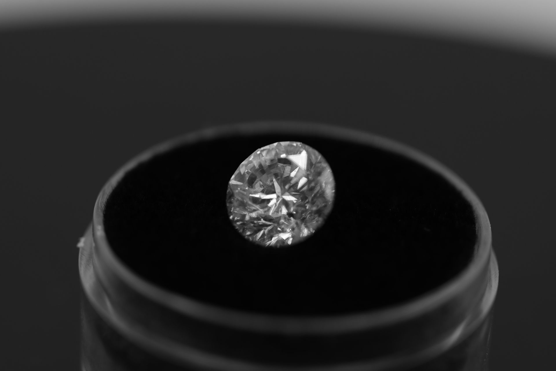 Single - Round Brilliant Cut Natural Diamond 2.07 Carat Colour E Clarity VS2 - DGI 142557706 - Image 14 of 14