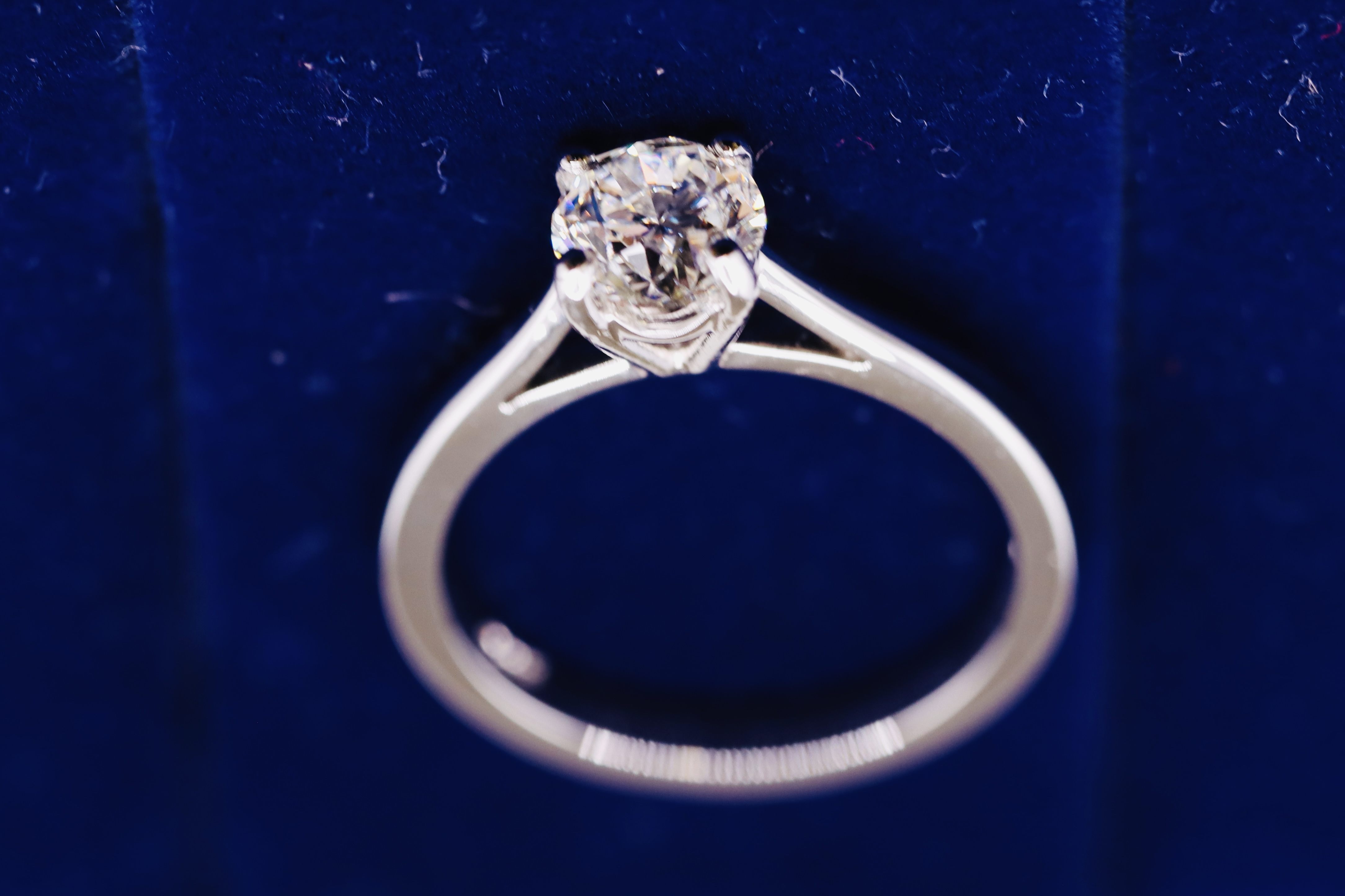 GIA 1.00 Carat Round Brilliant Cut Natural H VVS1 Diamond Ring - Set In A 18ct White Gold Band - Image 4 of 12