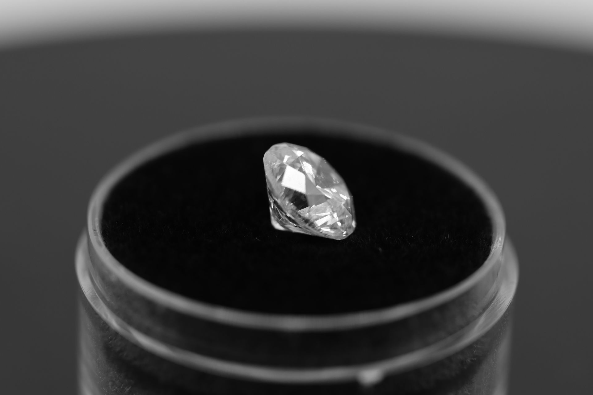 Single - Round Brilliant Cut Natural Diamond 2.07 Carat Colour E Clarity VS2 - DGI 142557706 - Image 11 of 14