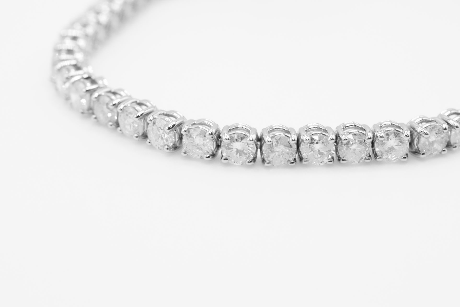 9.0 Carat 18ct White Gold Tennis Bracelet set with Round Brilliant Cut Natural Diamonds - Image 3 of 17