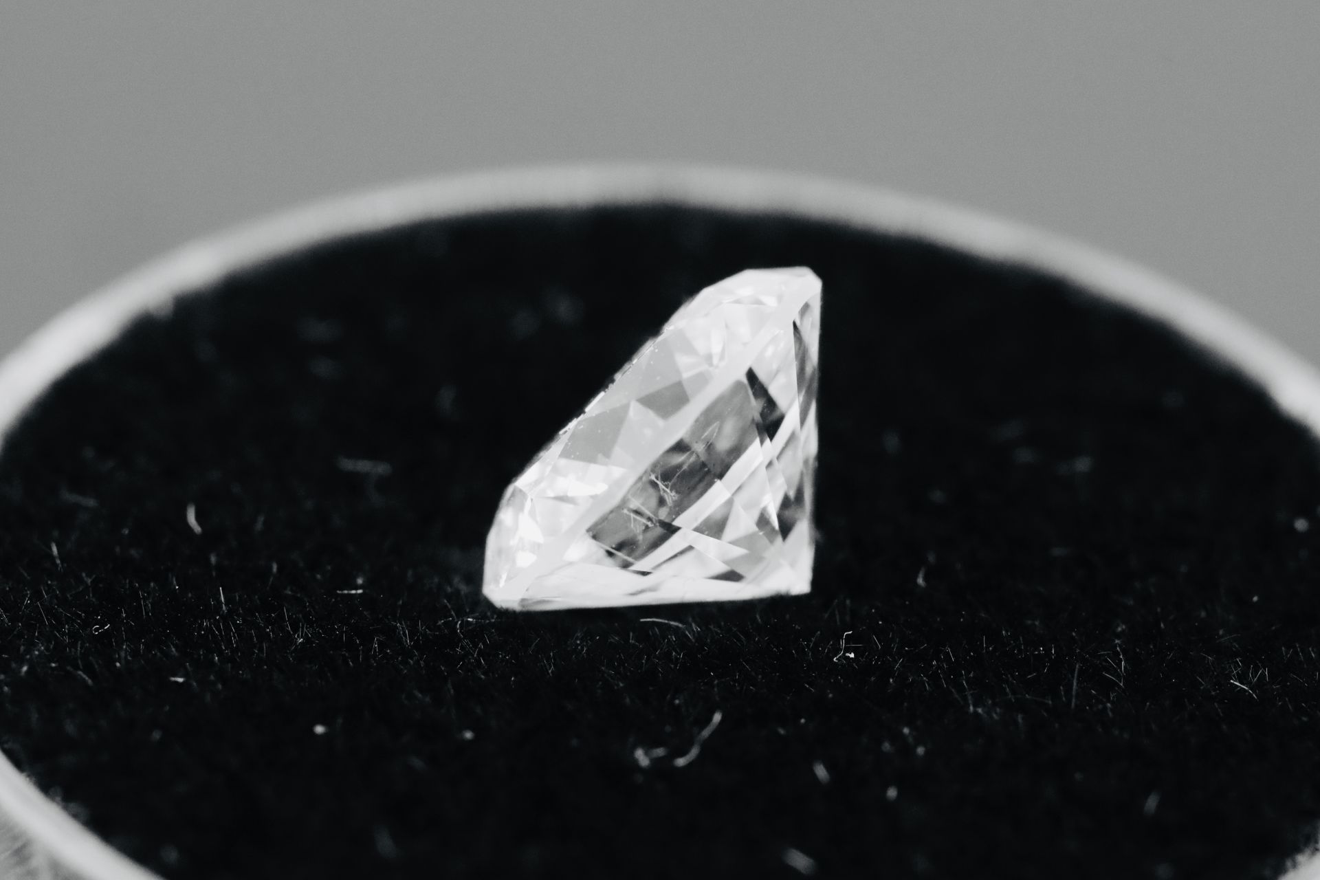 Single - Round Brilliant Cut Natural Diamond 2.03 Carat Colour H Clarity VS1 - EGL 1556059738 - Image 9 of 13