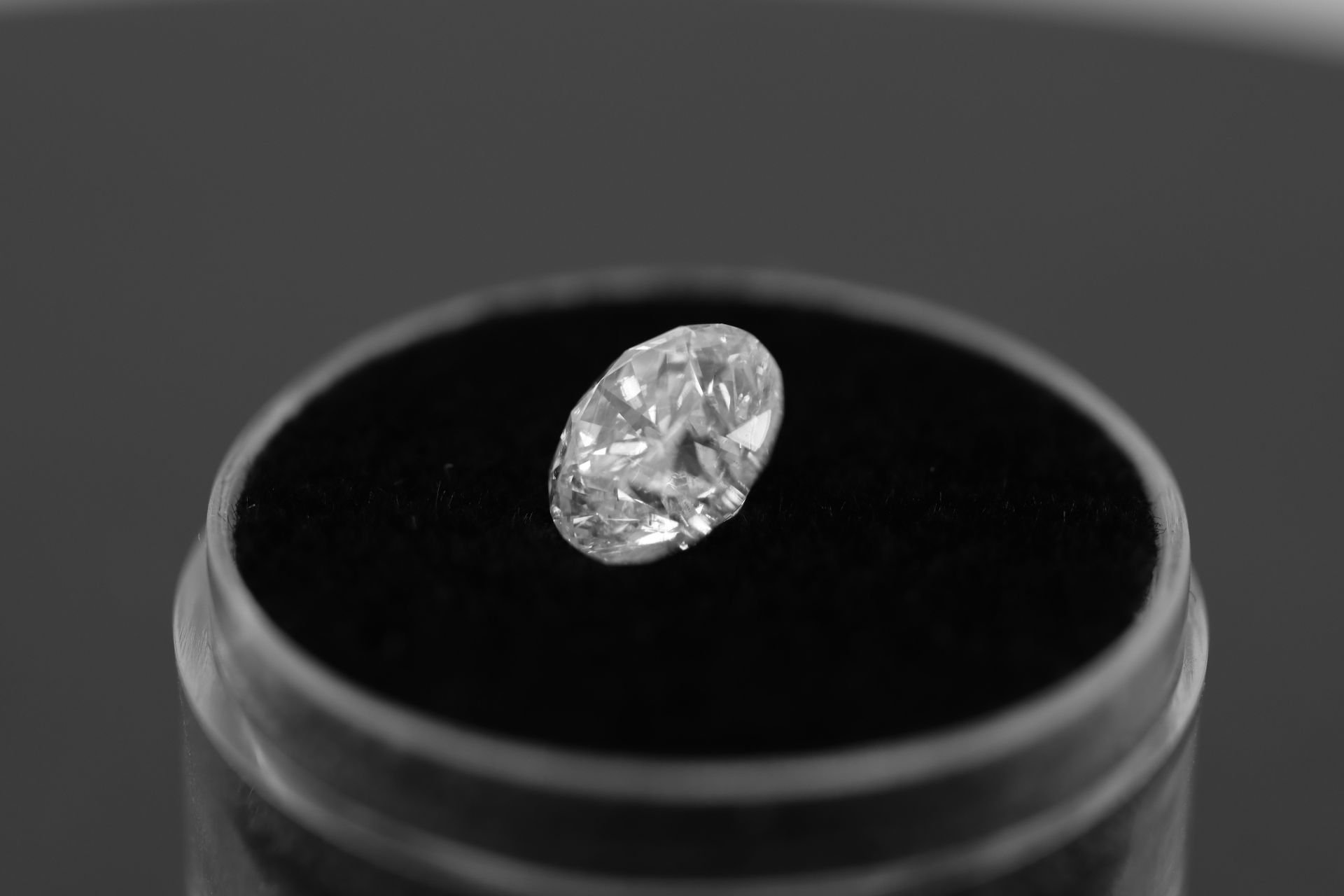 Single - Round Brilliant Cut Natural Diamond 2.07 Carat Colour E Clarity VS2 - DGI 142557706 - Image 7 of 14