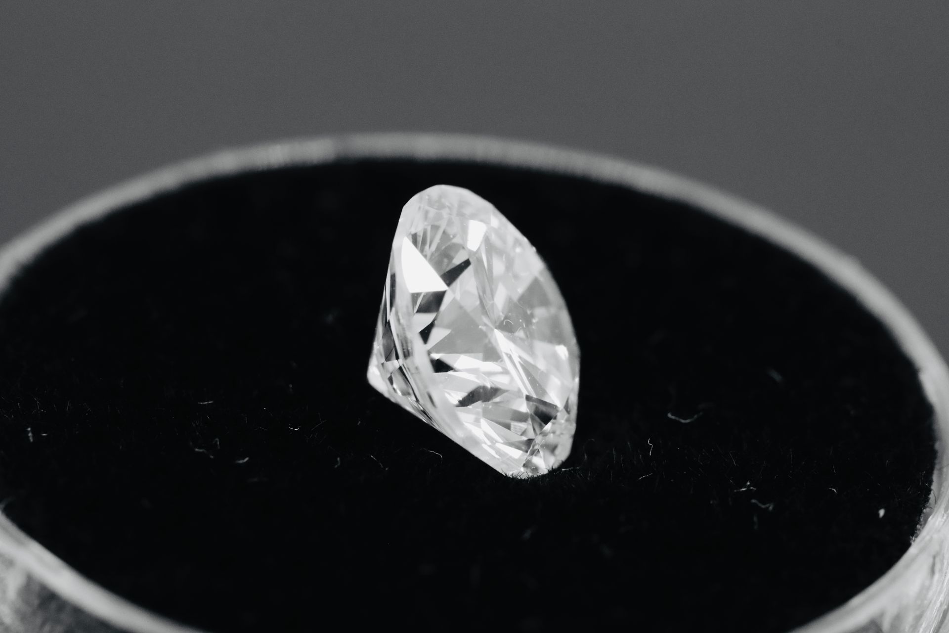 Single - Round Brilliant Cut Natural Diamond 2.03 Carat Colour H Clarity VS1 - EGL 1556059738 - Image 11 of 13