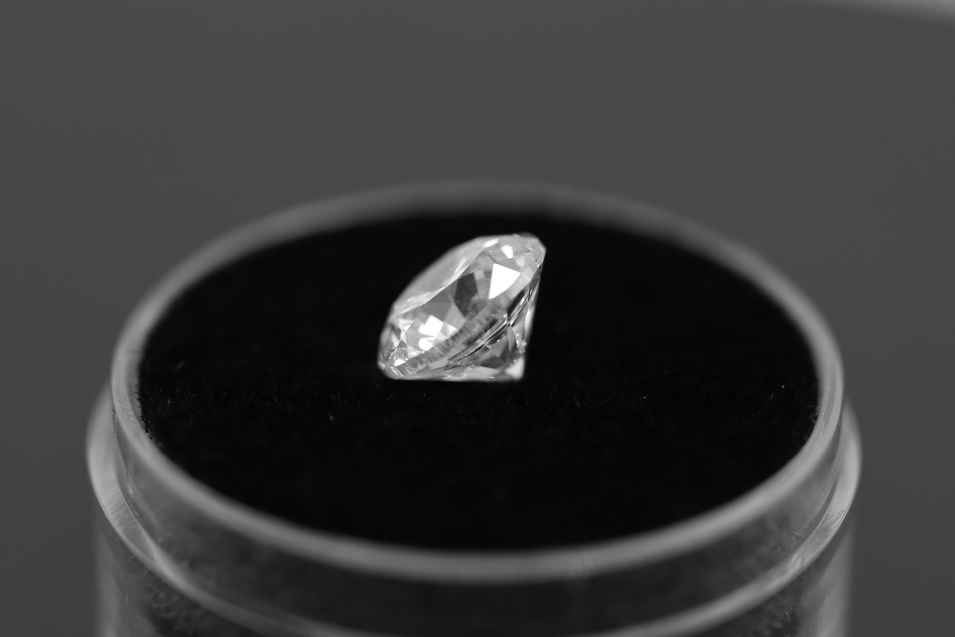 Single - Round Brilliant Cut Natural Diamond 2.07 Carat Colour E Clarity VS2 - DGI 142557706 - Image 8 of 14