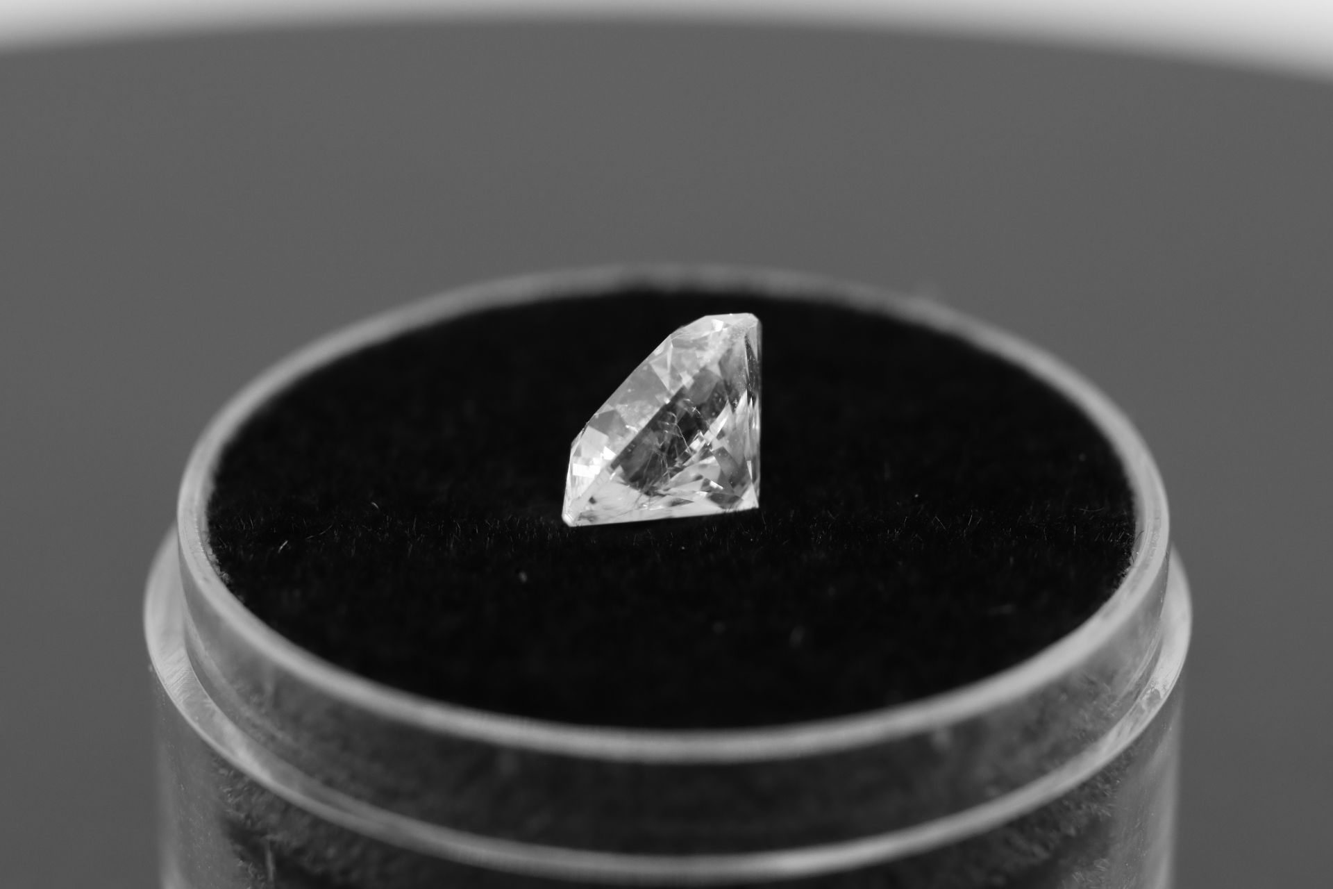 Single - Round Brilliant Cut Natural Diamond 2.06 Carat Colour F Clarity VS2 -DL220170 - Image 4 of 12