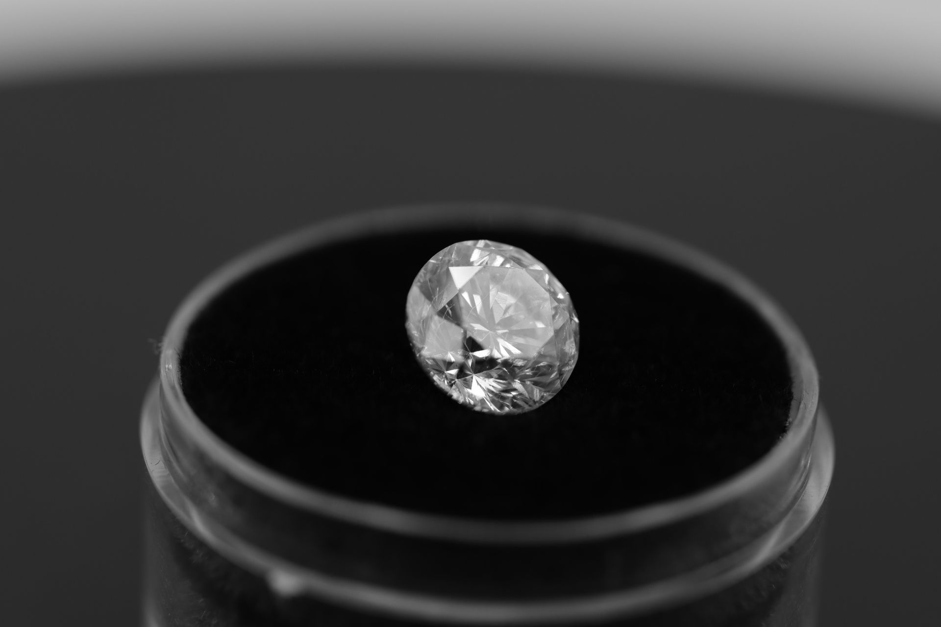 Single - Round Brilliant Cut Natural Diamond 2.07 Carat Colour E Clarity VS2 - DGI 142557706 - Image 12 of 14