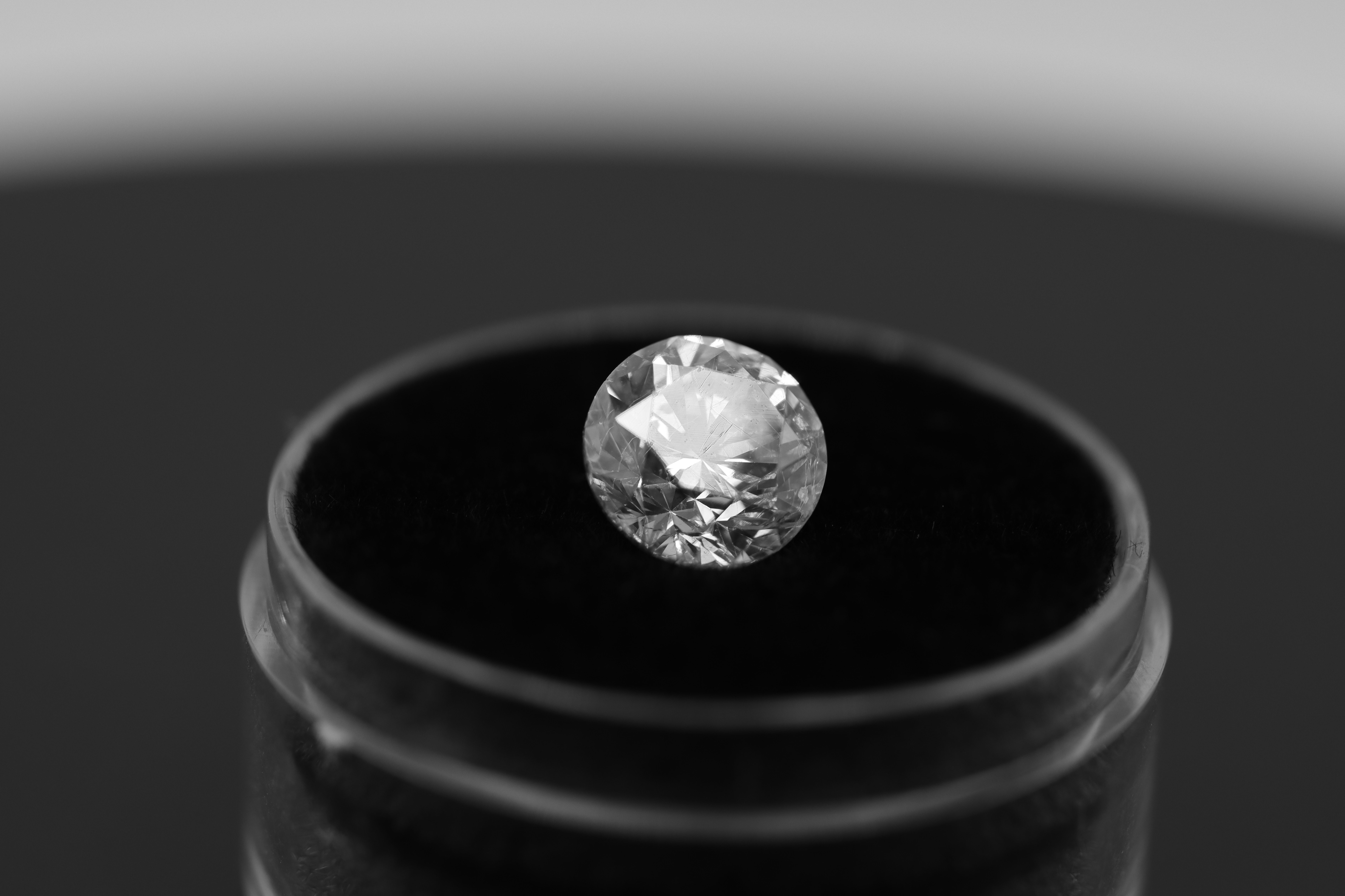 Single - Round Brilliant Cut Natural Diamond 2.07 Carat Colour E Clarity VS2 - DGI 142557706 - Image 5 of 14