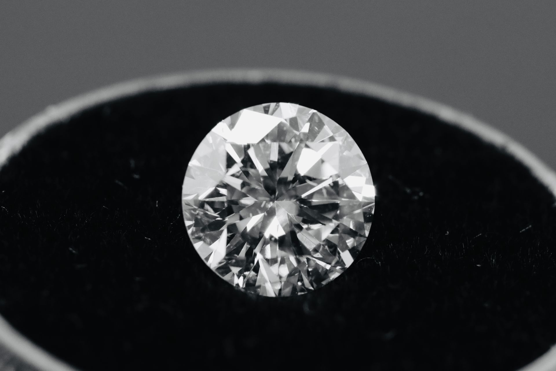 Single - Round Brilliant Cut Natural Diamond 2.03 Carat Colour H Clarity VS1 - EGL 1556059738