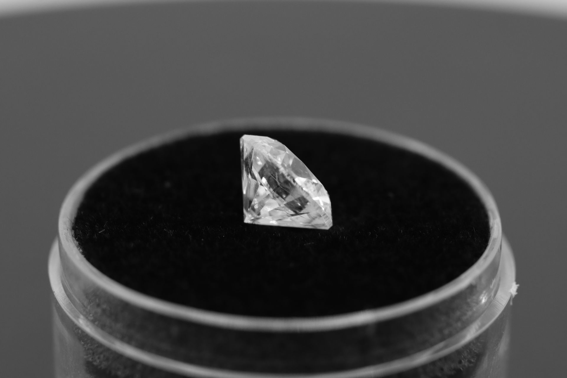 Single - Round Brilliant Cut Natural Diamond 2.06 Carat Colour F Clarity VS2 -DL220170 - Image 8 of 12