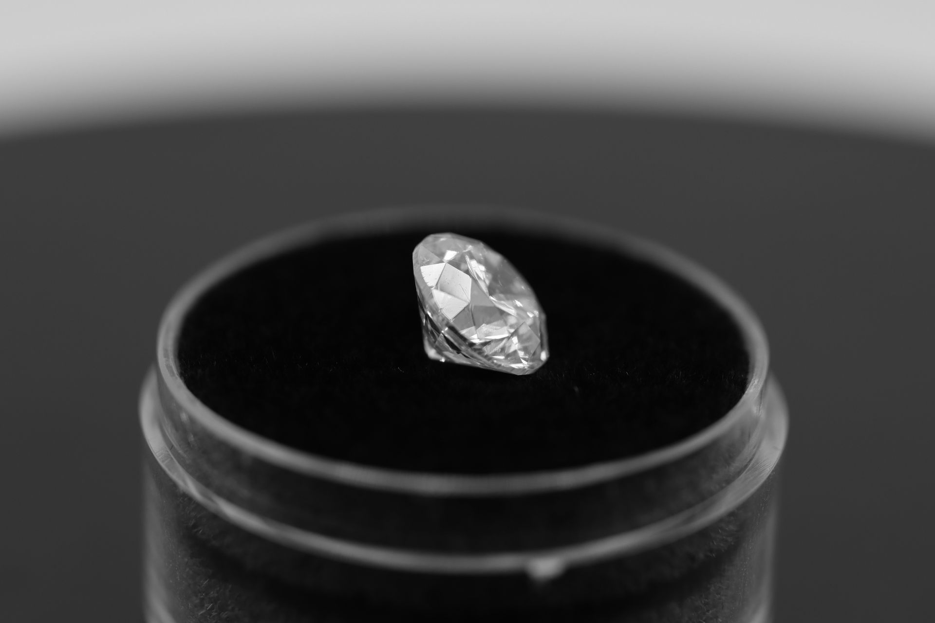 Single - Round Brilliant Cut Natural Diamond 2.07 Carat Colour E Clarity VS2 - DGI 142557706 - Image 3 of 14