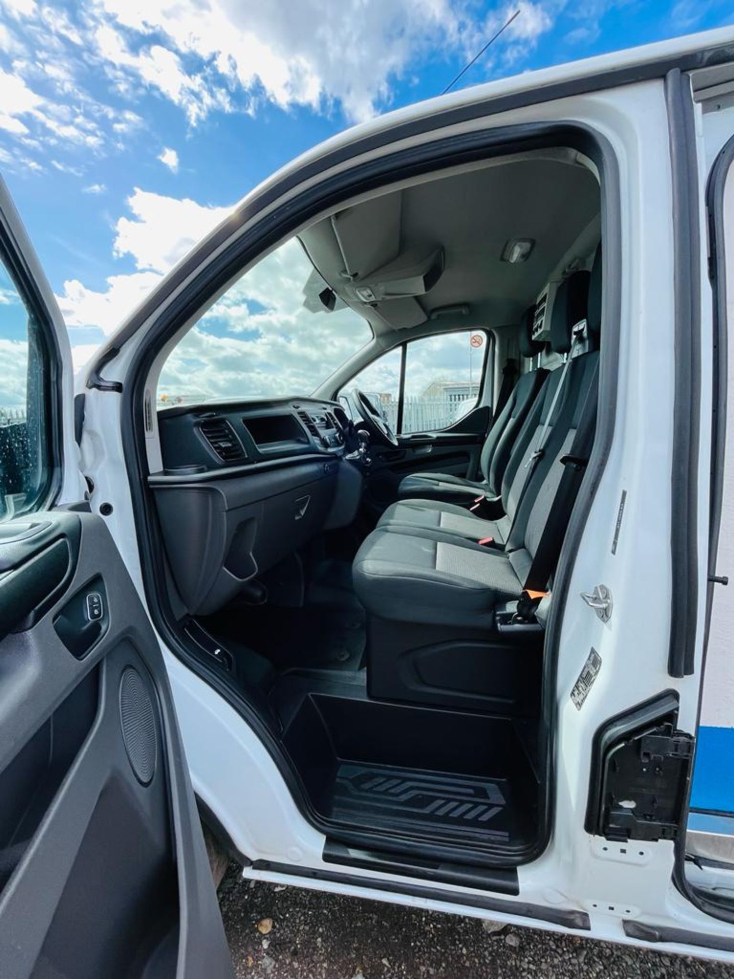 ** ON SALE ** Ford Transit Custom 2.0 TDCI EcoBlue 280 LWB H1 Base 2019 '19 Reg' Fridge /Freezer - Image 22 of 26