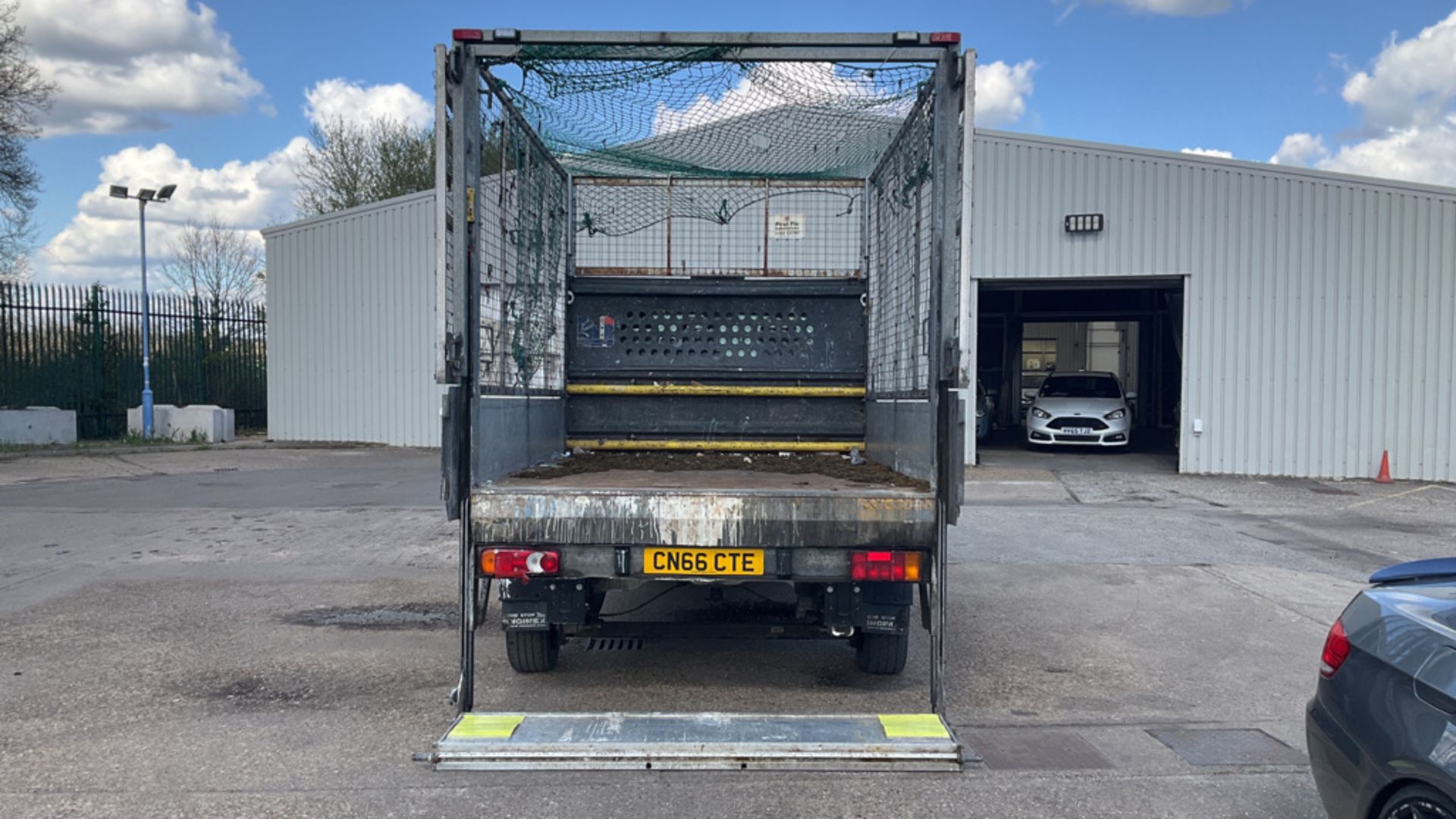 ** ON SALE ** Peugeot Boxer Tipper 335 2.2 HDI 130 L2 2016 "66 Reg" - Tail Lift - ULEZ Compliant - Image 4 of 10