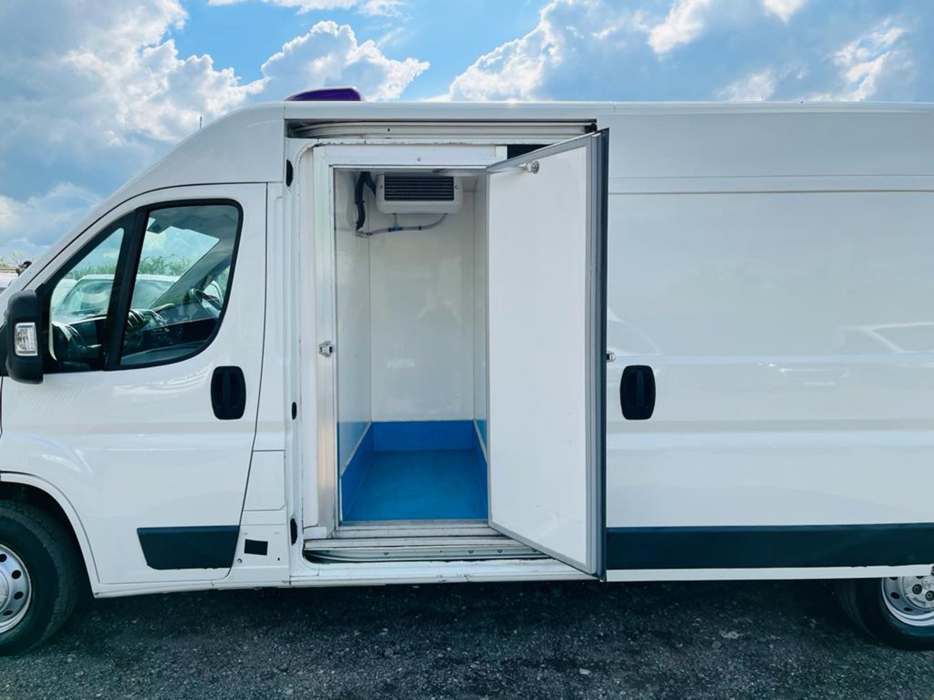 ** ON SALE ** Peugeot Boxer 335 2.0 BlueHDI 130 L3 H2 2017 '67 Reg' - GAH Fridge / Freezer - Sat Nav - Image 6 of 25