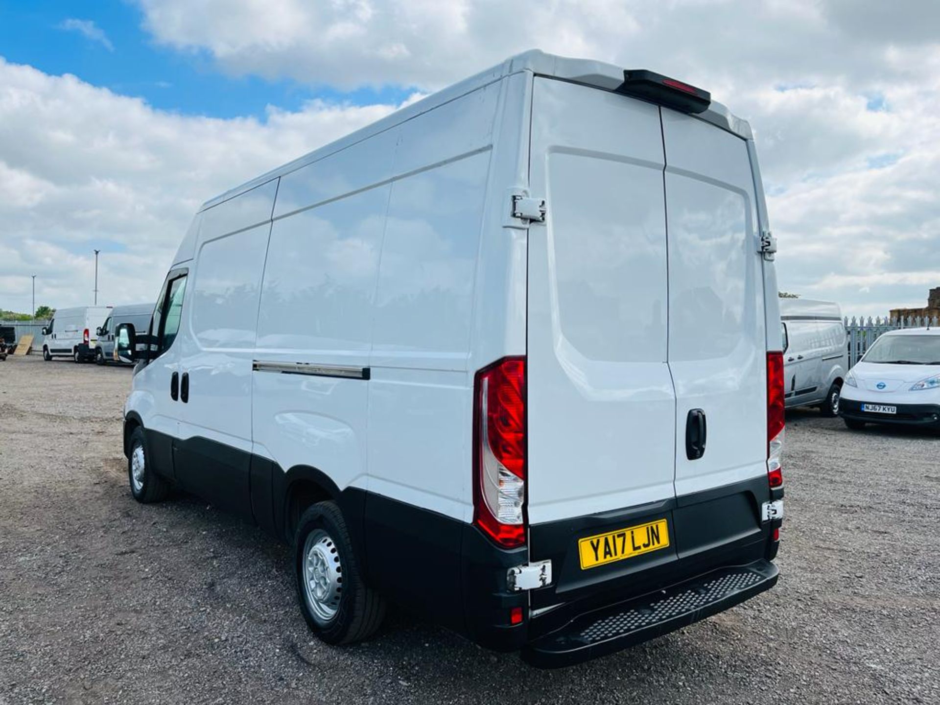 ** ON SALE ** Iveco Daily 35S14V 2.3 HD L2 H3 2017 '17 Reg' Panel Van - ULEZ Compliant - Image 7 of 23