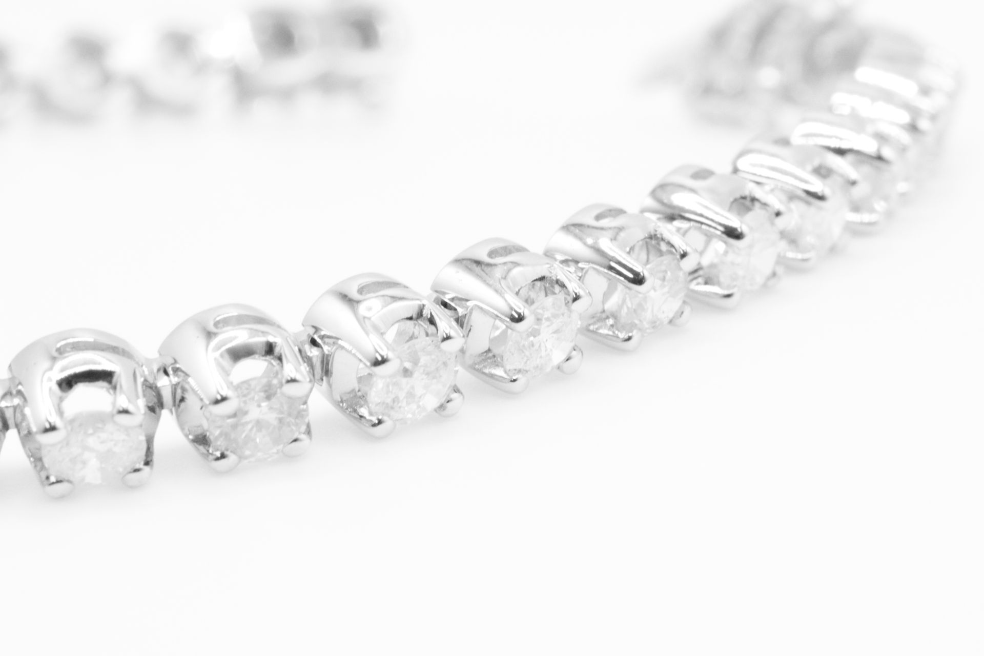 7.0 Carat 18ct White Gold Tennis Bracelet set with Round Brilliant Cut Natural Diamonds - Image 4 of 16