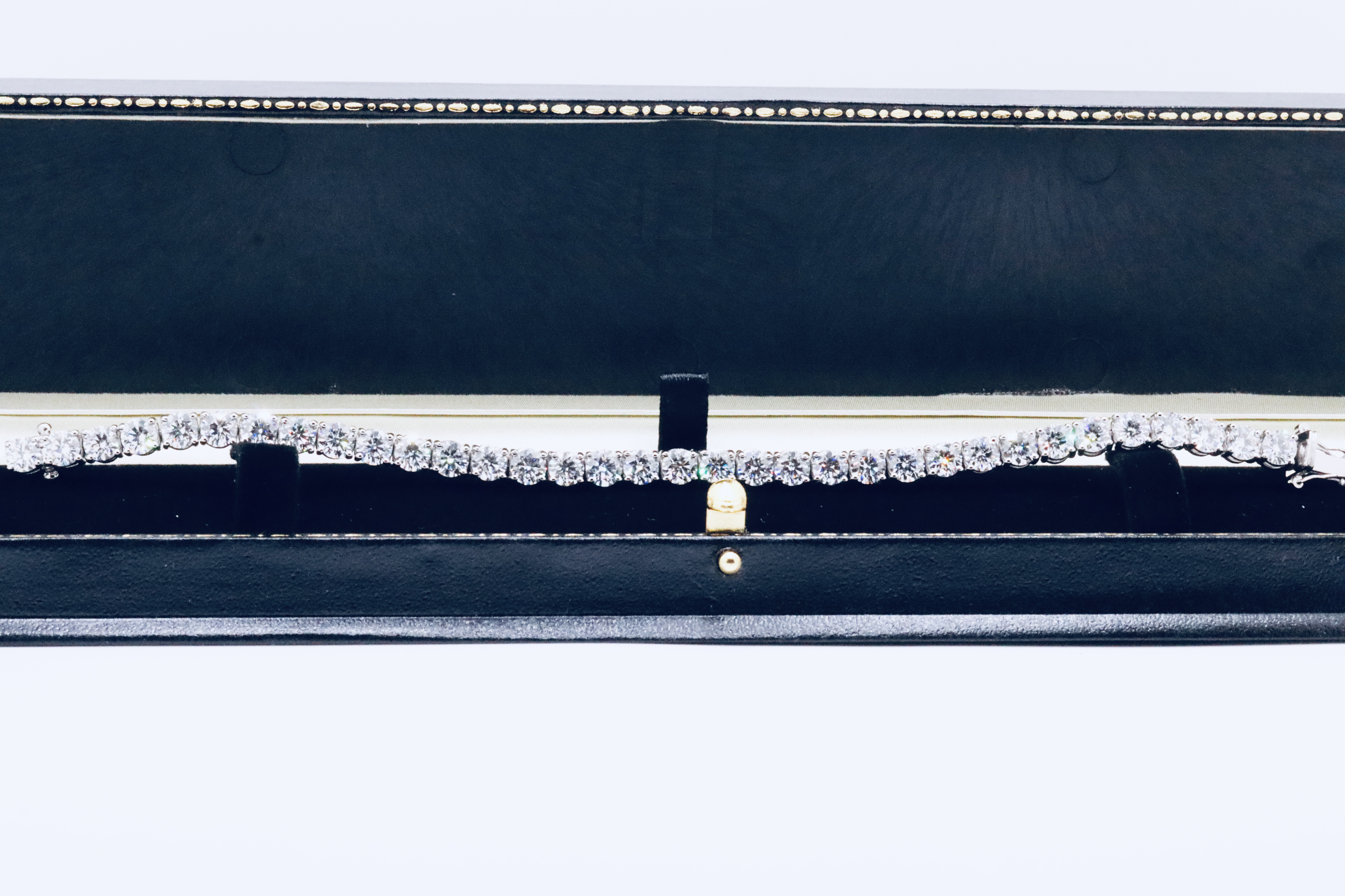 Round Brilliant Cut 14 Carat Diamond Tennis Bracelet D Colour VVS Clarity - 18Kt White Gold - IGI - Image 31 of 31