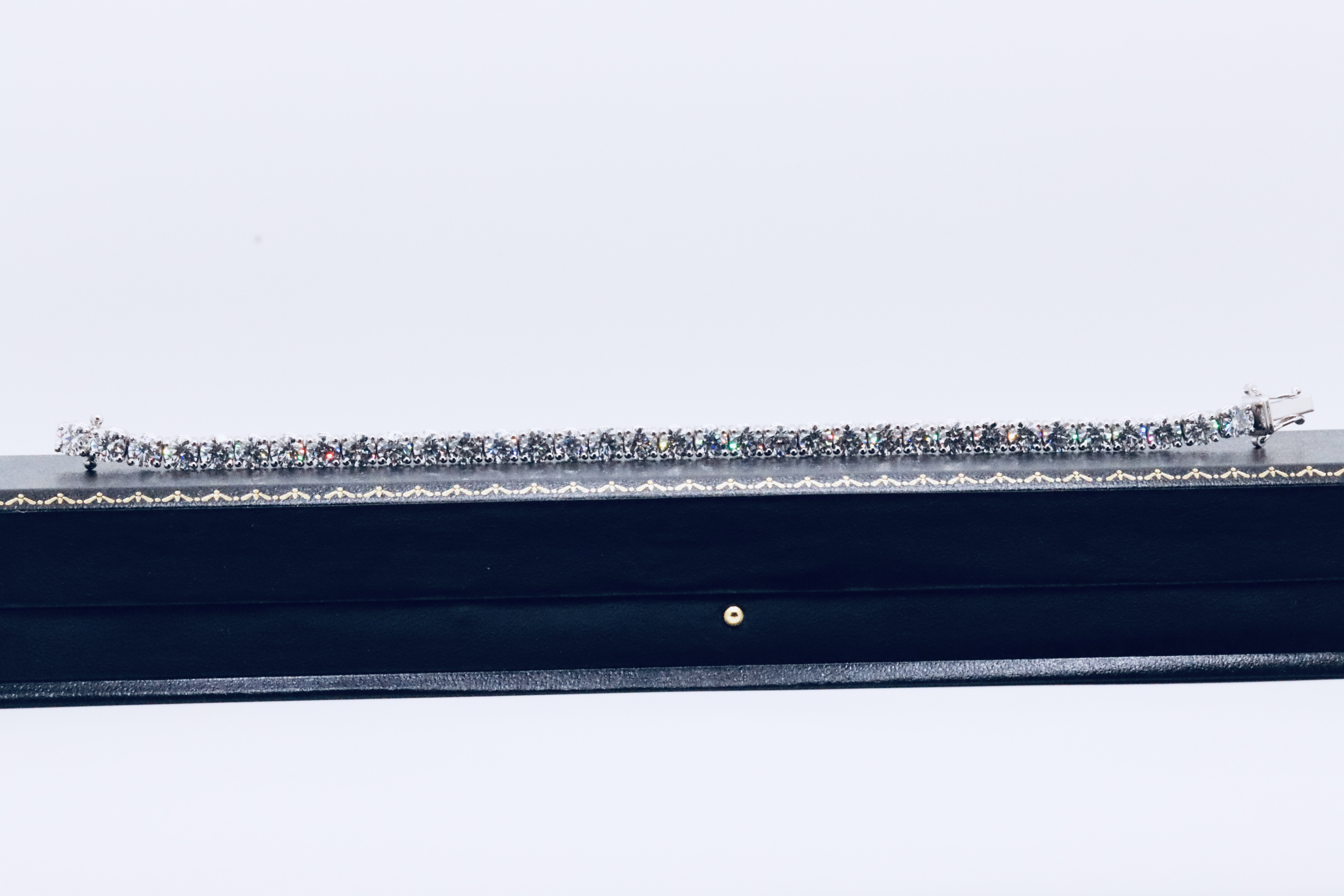 Round Brilliant Cut 14 Carat Diamond Tennis Bracelet D Colour VVS Clarity - 18Kt White Gold - IGI - Image 30 of 31