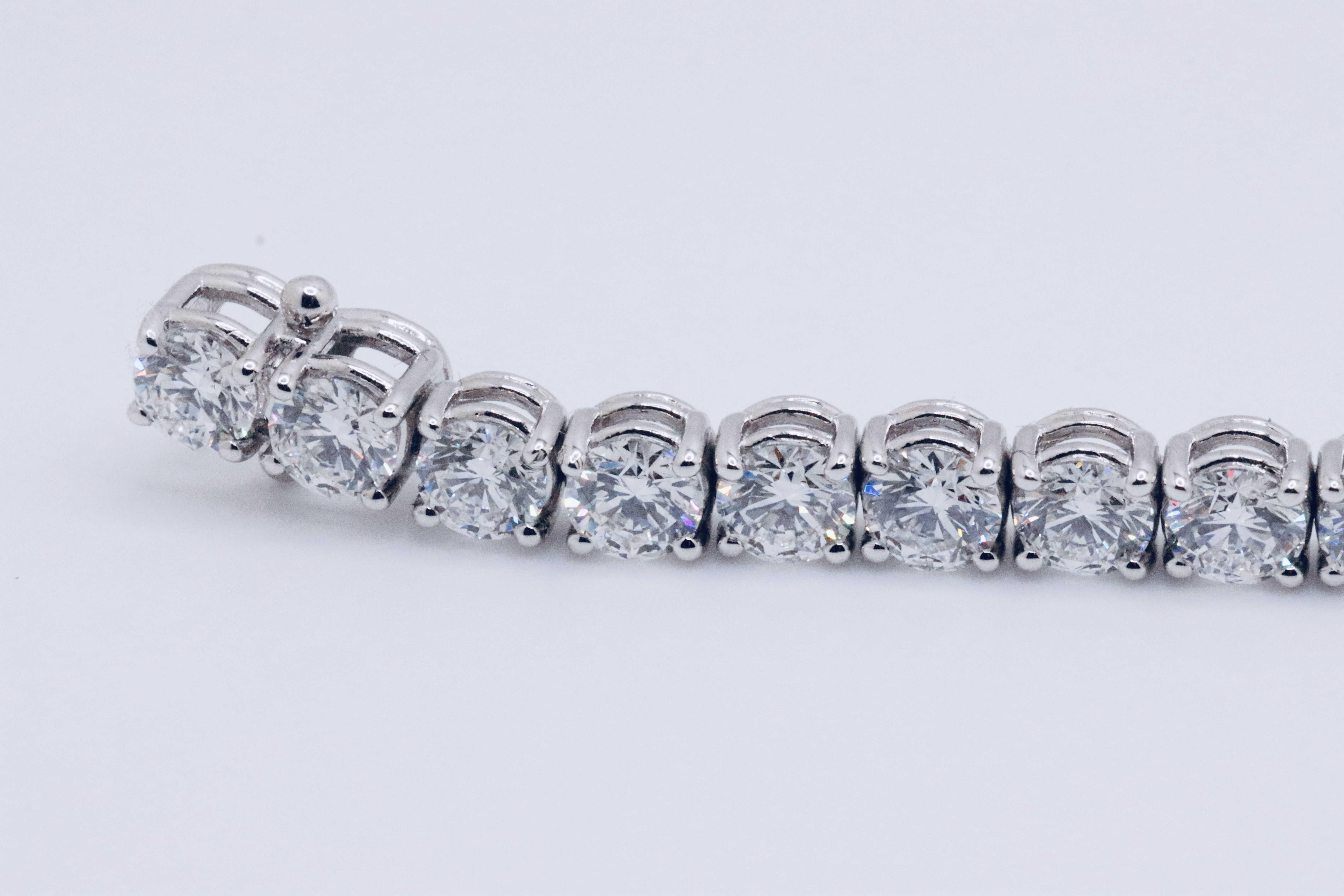 Round Brilliant Cut 14 Carat Diamond Tennis Bracelet D Colour VVS Clarity - 18Kt White Gold - IGI - Image 21 of 31