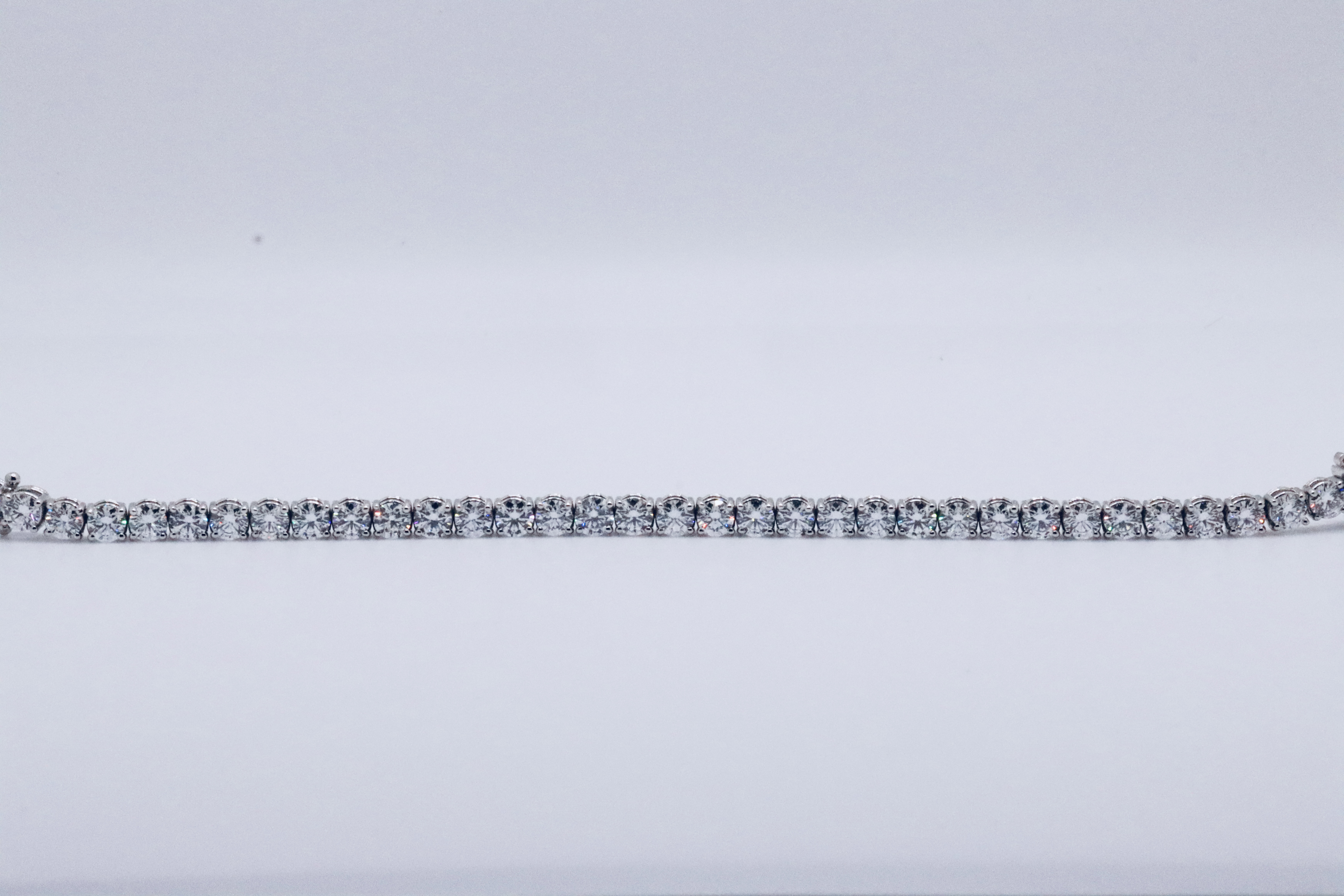 Round Brilliant Cut 14 Carat Diamond Tennis Bracelet D Colour VVS Clarity - 18Kt White Gold - IGI - Image 14 of 31