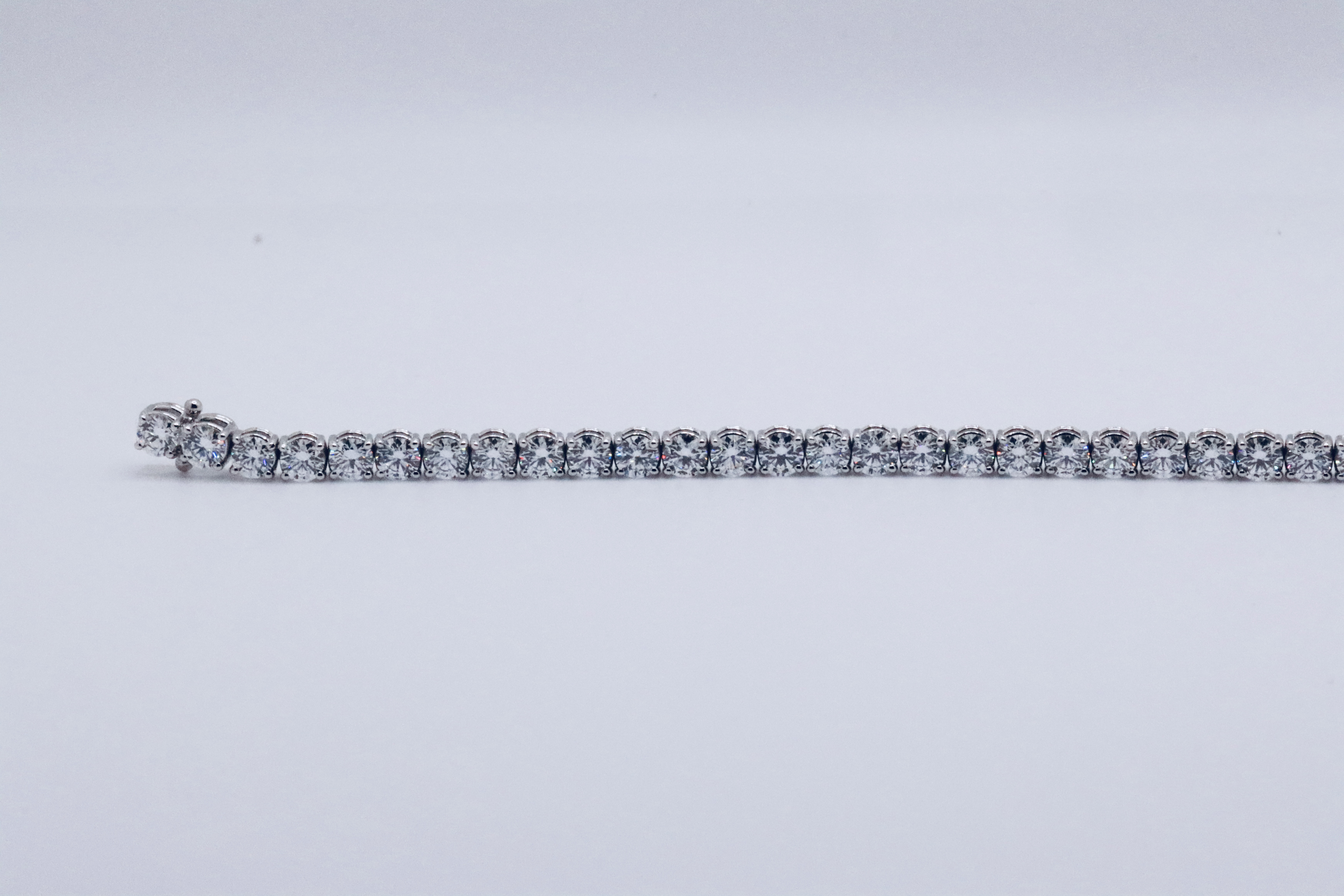 Round Brilliant Cut 14 Carat Diamond Tennis Bracelet D Colour VVS Clarity - 18Kt White Gold - IGI - Image 19 of 31
